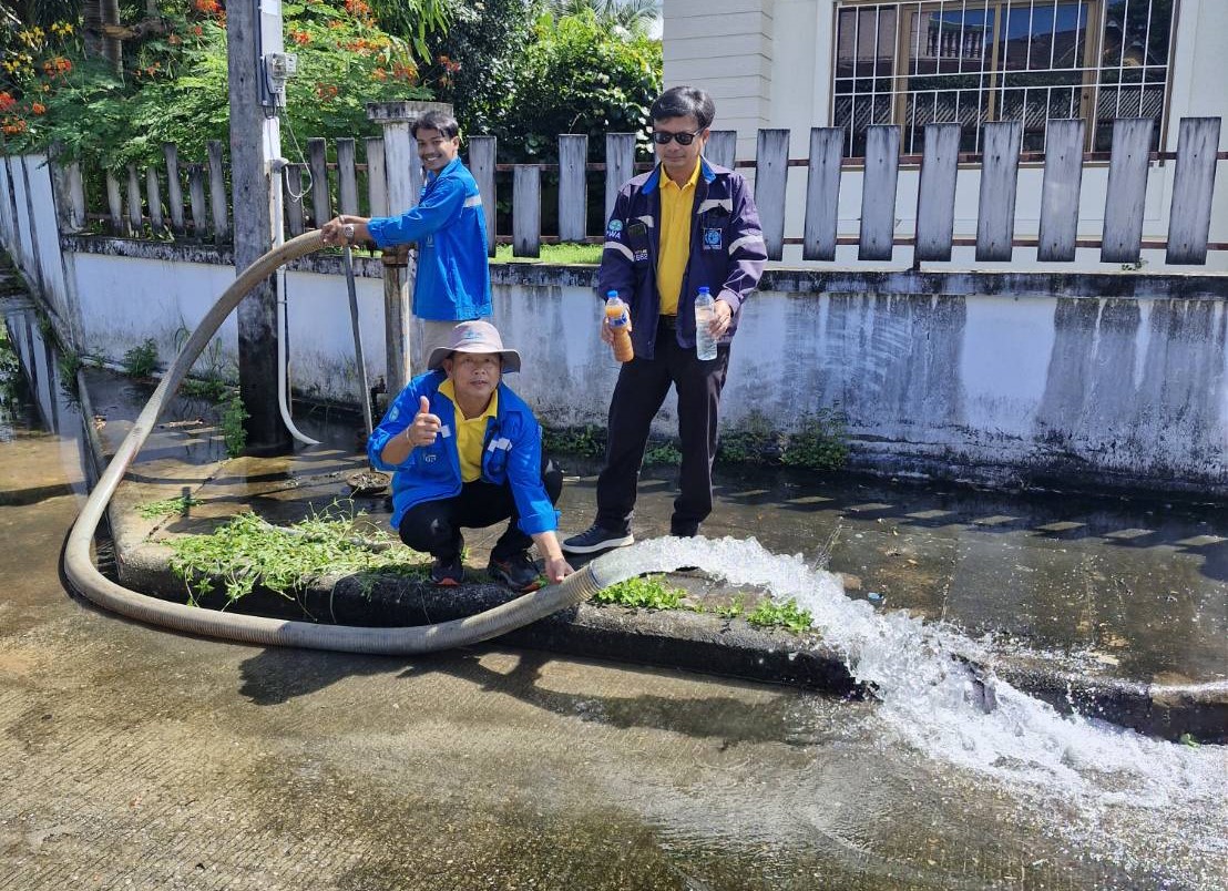 กปภ.สาขาภูเก็ต นำทีมลงพื้นที่ บริเวณ หมู่บ้านเจ้าฟ้าการ์เด้นโฮมเกาะแก้ว ต.เกาะแก้ว อ.เมือง จ.ภูเก็ต ดำเนินการระบายตะกอนในเส้นท่อจ่ายน้ำ (Blow off)