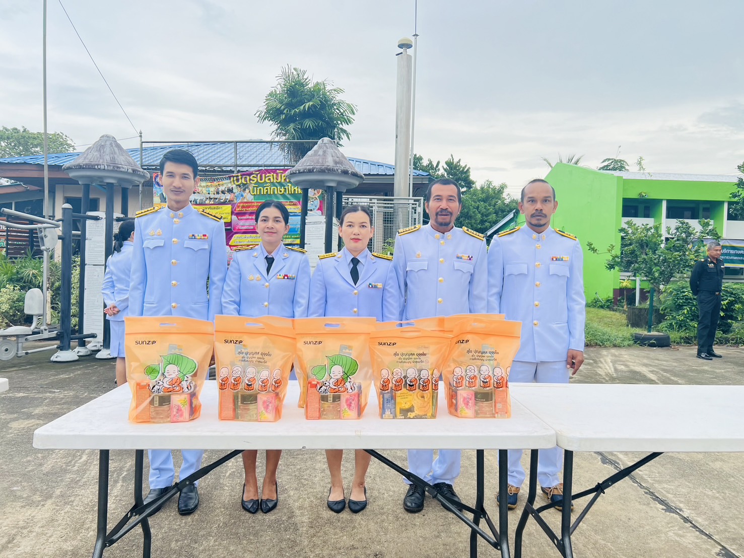 การประปาส่วนภูมิภาคสาขาคลองท่อมเข้าร่วมพิธีทำบุญตักบาตรถวายเป็นพระราชกุศลเนื่องในวันคล้ายวันสวรรคต พระบาทสมเด็จพระบรมชนกาธิเบศร มหาภูมิพลอดุลยเดชมหาราช บรมนาถบพิตร