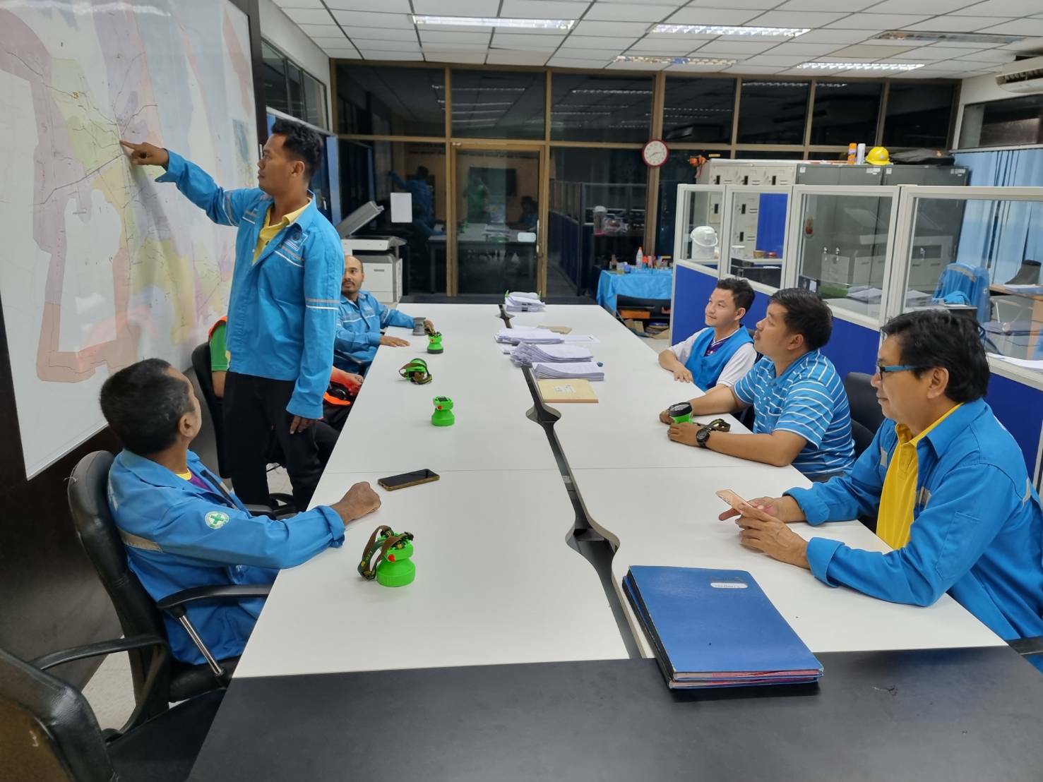 กปภ.สาขาปากพนัง ลงพื้นที่เดินสำรวจหาท่อแตก/ท่อรั่ว จากการทำ step test ตามแผนลดน้ำสูญเสีย บริเวณพื้นที่ถนนสุนอนันต์ ตำบลปากพนังฝั่งตะวันตก อำเภอปากพนัง จังหวัดนครศรีธรรมราช