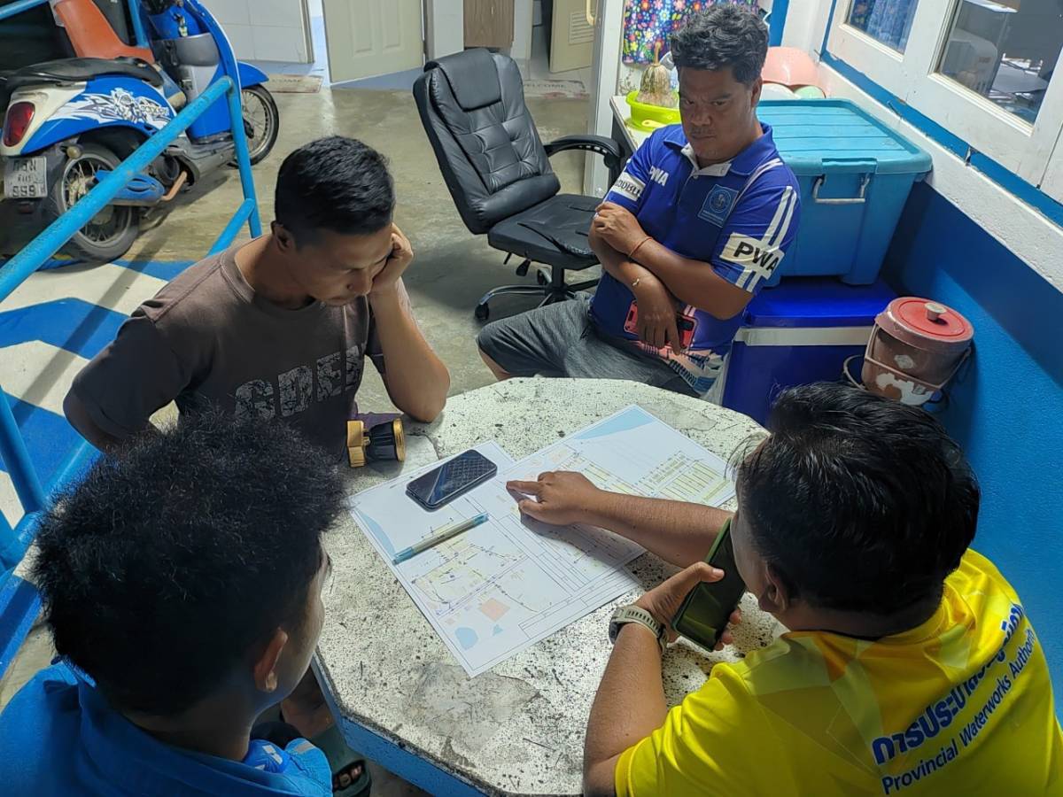 กปภ.สาขาตะกั่วป่า ดำเนินงานตามแผนบริหารจัดการน้ำสูญเสียเชิงรุก ทำ Step Test ลงพื้นที่เดินเท้าหาท่อแตกรั่ว พร้อมซ่อมปิดจุด เพื่อลดการเกิดน้ำสูญเสีย