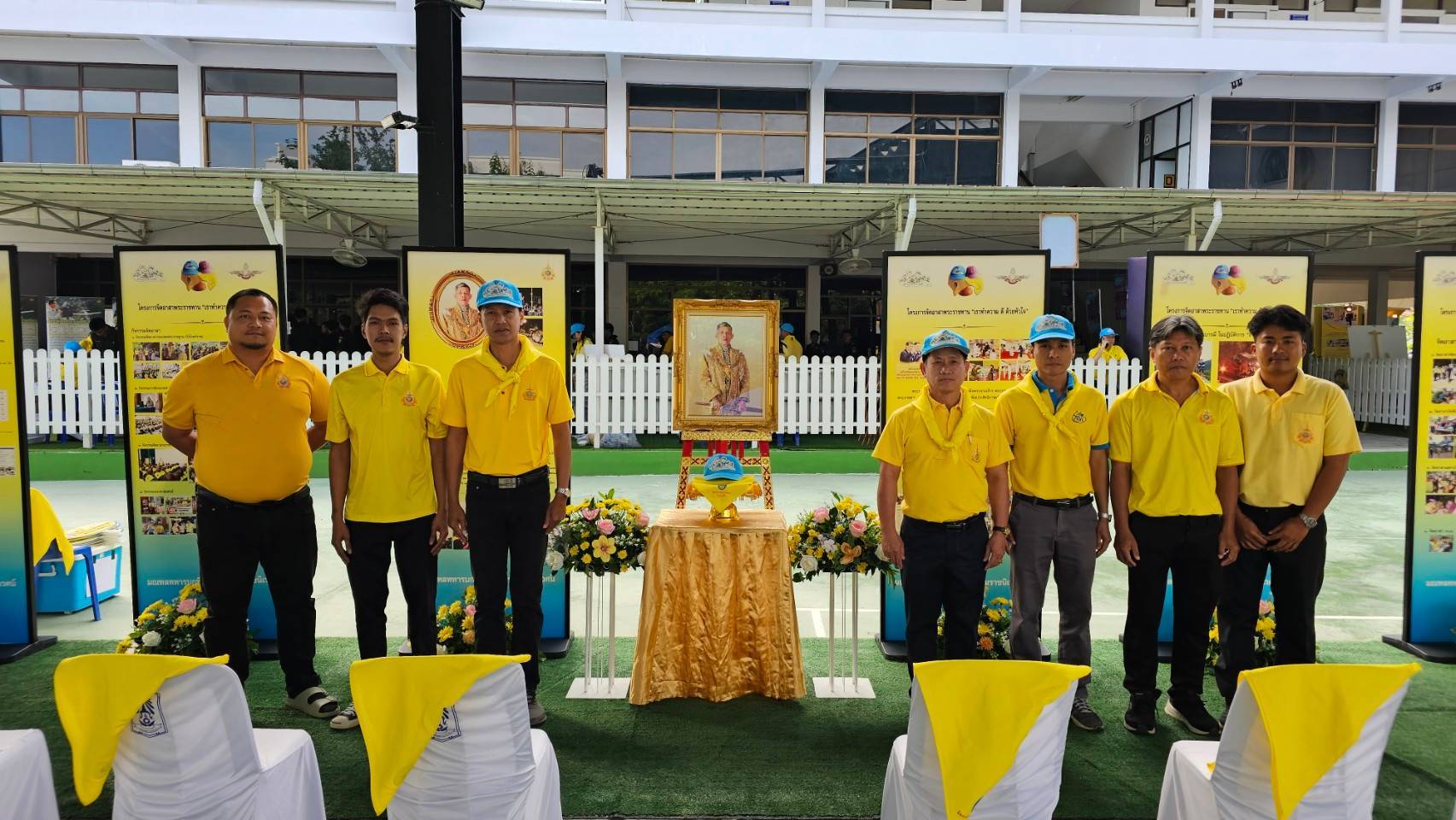 กปภ.สาขาปราณบุรี ดำเนินโครงการกิจกรรมจิตอาสา มอบน้ำดื่มตราสัญลักษณ์ กปภ. เนื่องในวันคล้ายวันพระบรมราชสมภพพระบาทสมเด็จพระบรมชนกาธิเบศร มหาภูมิพลอดุลย์เดชมหาราชบรมนาถบพิตร และวันพ่อแห่งชาติ 5 ธันวาคม 2567