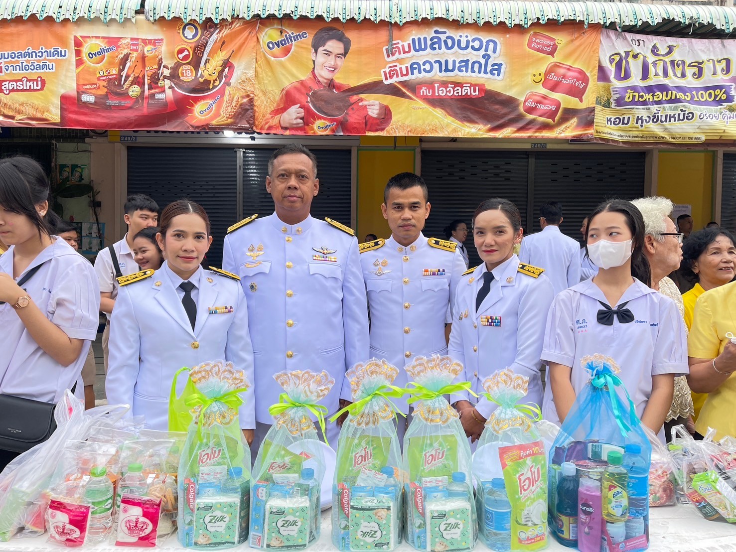 การประปาส่วนภูมิภาคสาขาชุมพร ร่วมกิจกรรมตักบาตรเนื่องในวันคล้ายวันพระบรมราชสมภพพระบาทสมเด็จพระบรมชนกาธิเบศร มหาภูมิพลอดุลยเดชมหาราช บรมนาถบพิตร วันชาติ และวันพ่อแห่งชาติ