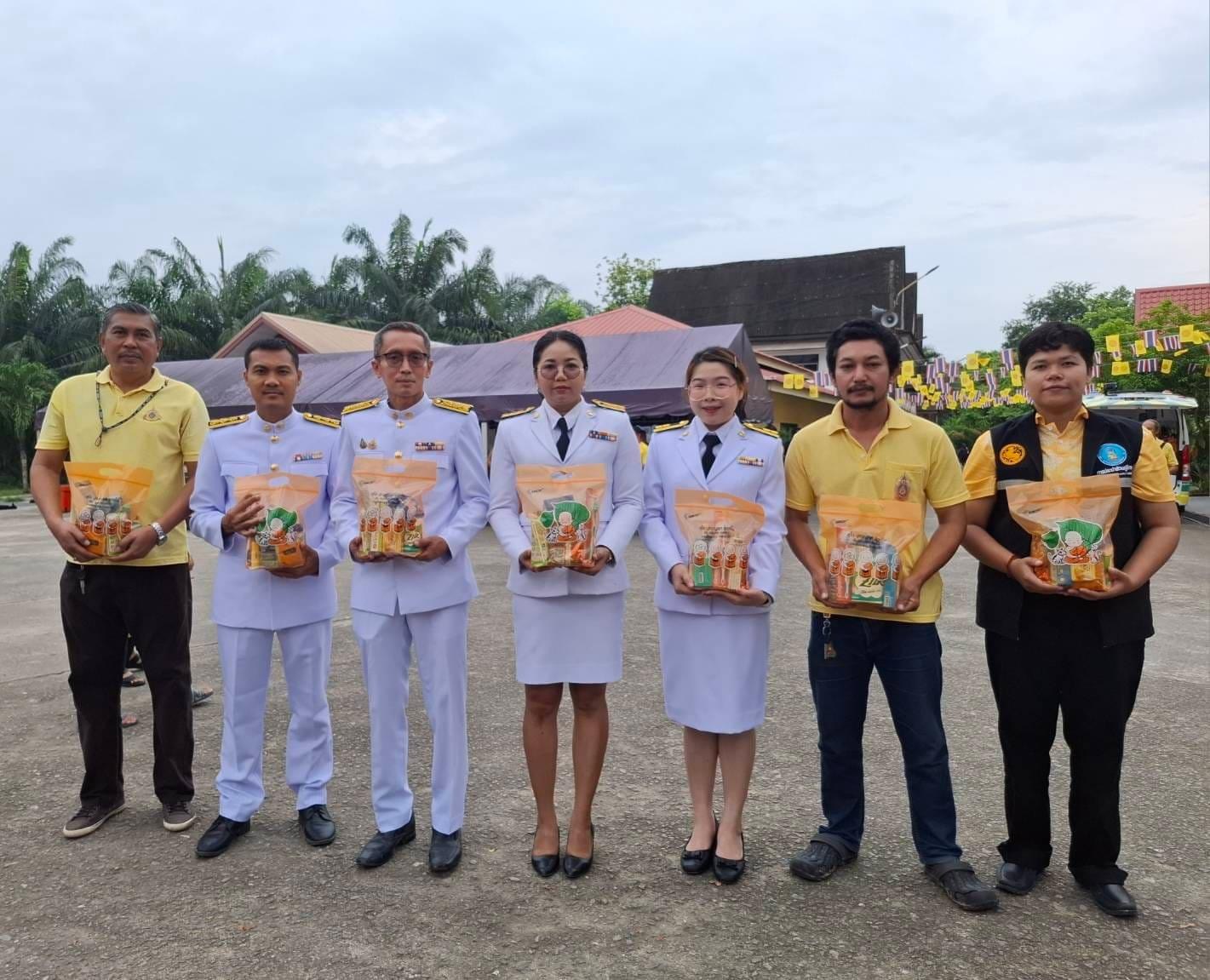 การประปาส่วนภูมิภาคสาขาอ่าวลึก เข้าร่วมกิจกรรมเนื่องในวันคล้ายวันพระบรมราชสมภพ พระบาทสมเด็จพระบรมชนกาธิเบศร มหาภูมิพลอดุลยเดชมหาราช บรมนาถบพิตร วันชาติ และวันพ่อแห่งชาติ ร่วมพิธีเจริญพระพุทธมนต์ และทำบุญตักบาตรถวายพระราชกุศล ณ วัดราษฎร์รังสรรค์ ต.อ่าวลึกใต้ อ.อ่าวลึก จ.กระบี่