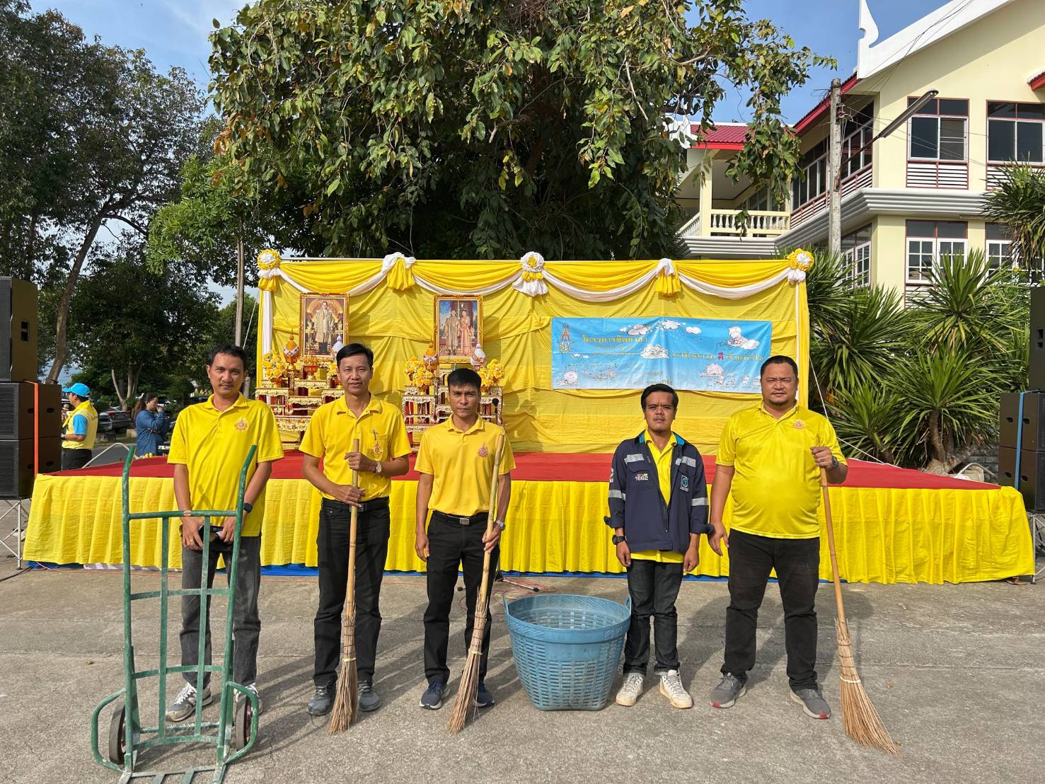 กปภ.สาขาปราณบุรี เข้าร่วมการจิตอาสาพัฒนา โดยจัดกิจกรรม Big cleaning ปรับปรุงภูมิทัศน์ ณ วัดเขาน้อย (บน) หมู่ที่ 2 ตำบลเขาน้อย อำเภอปราณบุรี จังหวัดประจวบคีรีขันธ์