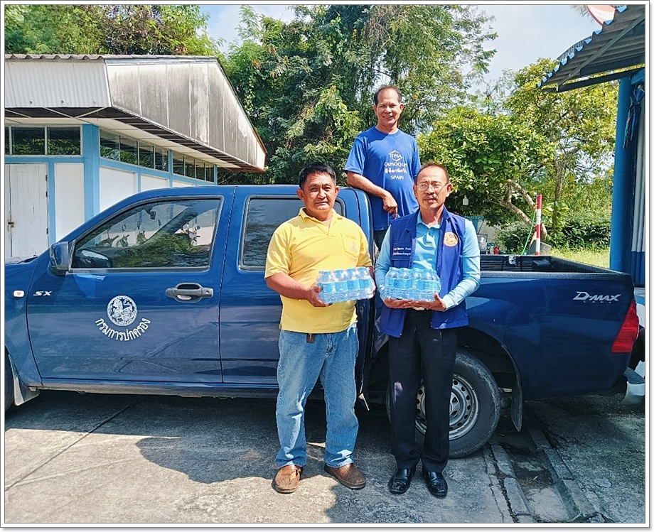 กปภ.สาขาขนอม มอบน้ำดื่มบรรจุขวดตราสัญลักษณ์ กปภ. ให้กับที่ว่าการอำเภอขนอม เพื่อใช้สำหรับบริการพนักงาน และประชาชน ในโครงการ สร้างสุข-ซ่อมฟรี ฟื้นฟูผู้ประสบอุทกภัยหลังน้ำลด ณ ศูนย์พักพิงร่วมใจ อุ่นไอรักอำเภอขนอม