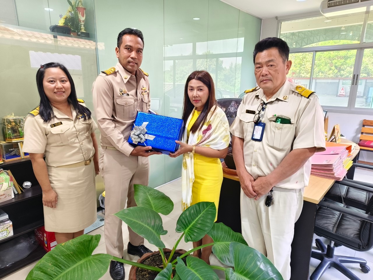 กปภ.สาขาท่ามะกา เข้าสวัสดีปีใหม่หัวหน้าส่วนราชการ และลูกค้ารายใหญ่ วันจันทร์ที่ 6 มกราคม 2568 ได้แก่ อบต.ทุ่งทอง, บริษัท ศรีฟ้าโฟรเซนฟู้ด จำกัด (โรงงานขนมร้านศรีฟ้าเบเกอรี่) และบริษัท วีอาร์พี ฟู้ด แอนด์ เบเกอร์รี่ จำกัด (โรงงานขนมร้านปั้นคำหอม) เพื่อสวัสดีปีใหม่ ปี 2568 และประสานงานเกี่ยวกับโครงการจิตอาสา กปภ.เฉลิมพระเกียรติ ปี 2568