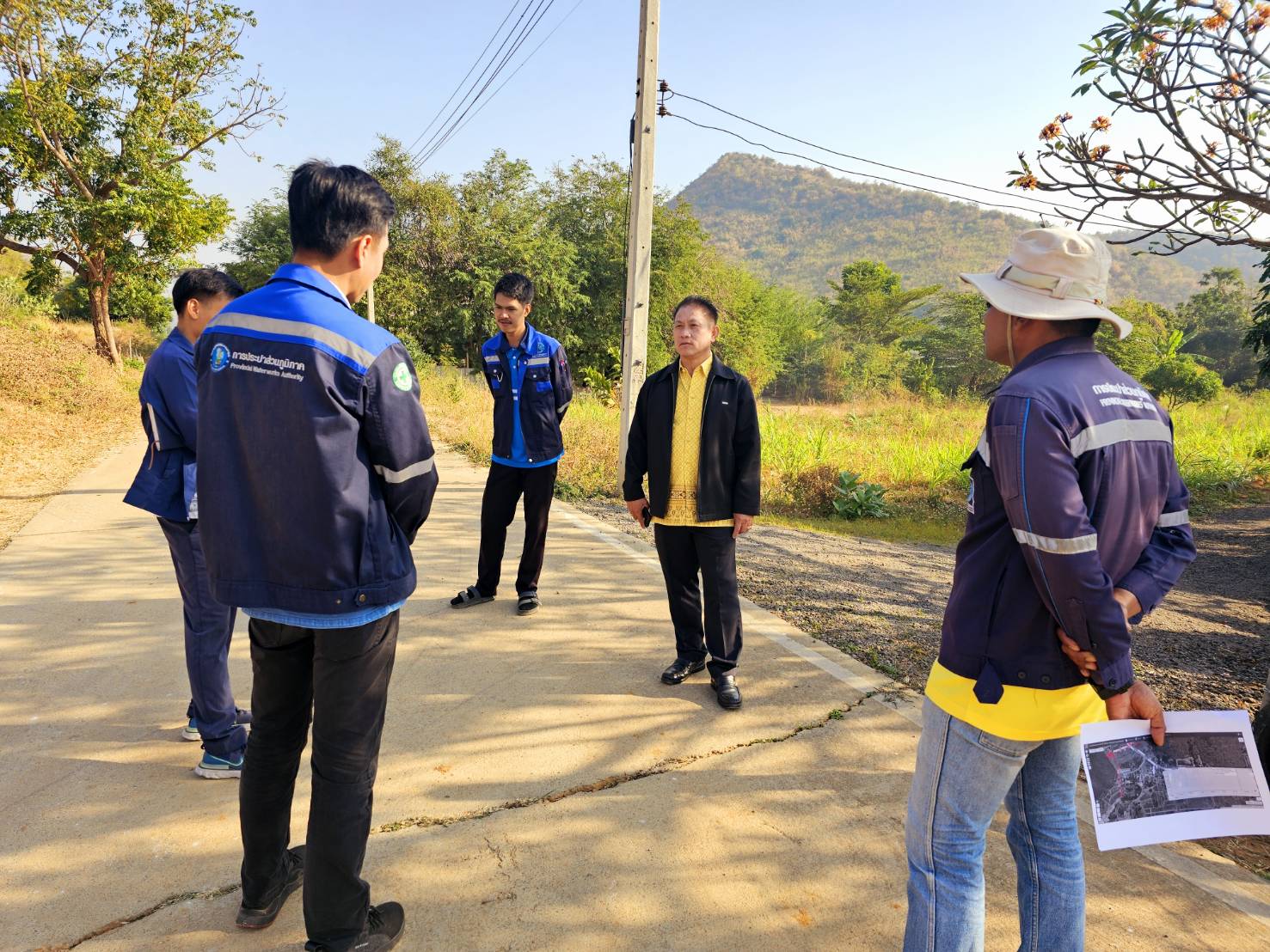 กปภ.สาขาปราณบุรี ร่วมกับคณะผู้นำท้องถิ่น อบต.ปากน้ำปราณ และผู้ใหญ่บ้านหมู่บ้านหนองบัว ลงพื้นที่ตรวจสอบแก้ไขปัญหาการขยายพื้นที่ วางท่อเมนประปาให้ครอบคลุม ณ บริเวณ ตำบลปากน้ำปราณ อำเภอปราณบุรี จ.ประจวบคีรีขันธ์