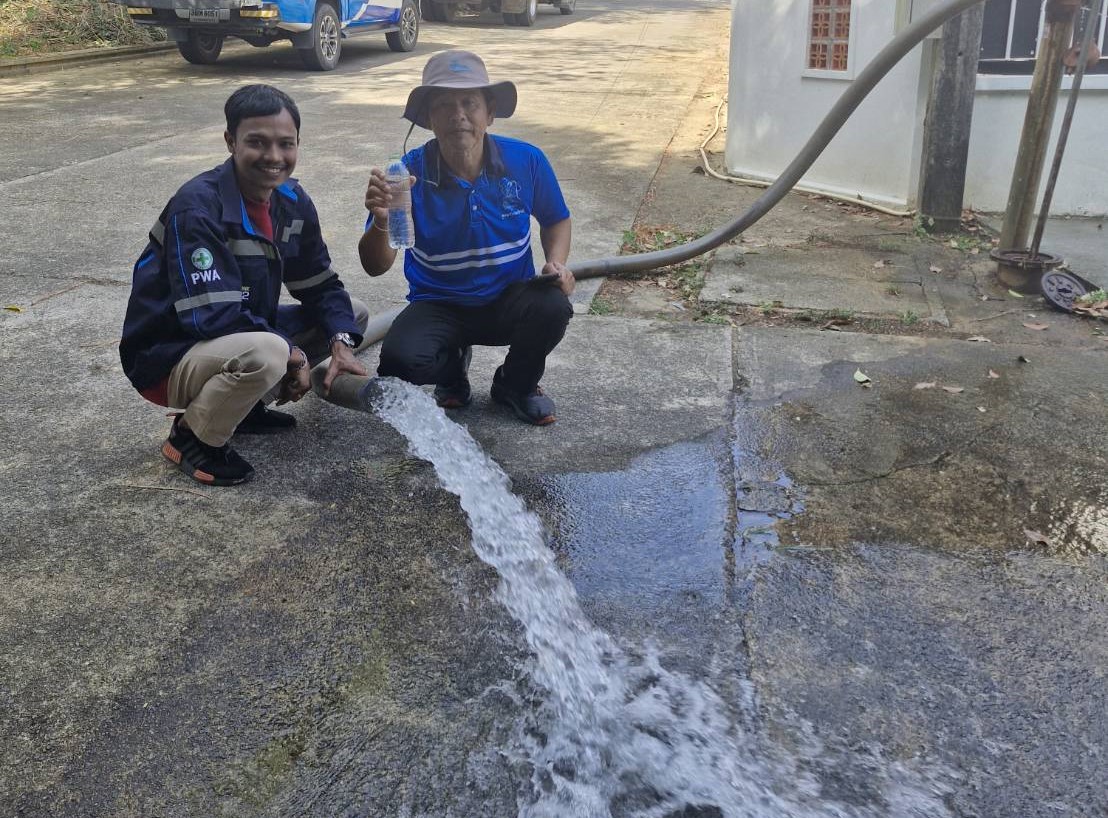 กปภ.สาขาภูเก็ต นำทีมลงพื้นที่ บริเวณ หมู่บ้านเดอะวัลเล่ย์ ถ.ศรีสุนทร ต.ศรีสุนทร อ.ถลาง จ.ภูเก็ต ดำเนินการระบายตะกอนในเส้นท่อจ่ายน้ำ (Blow off)