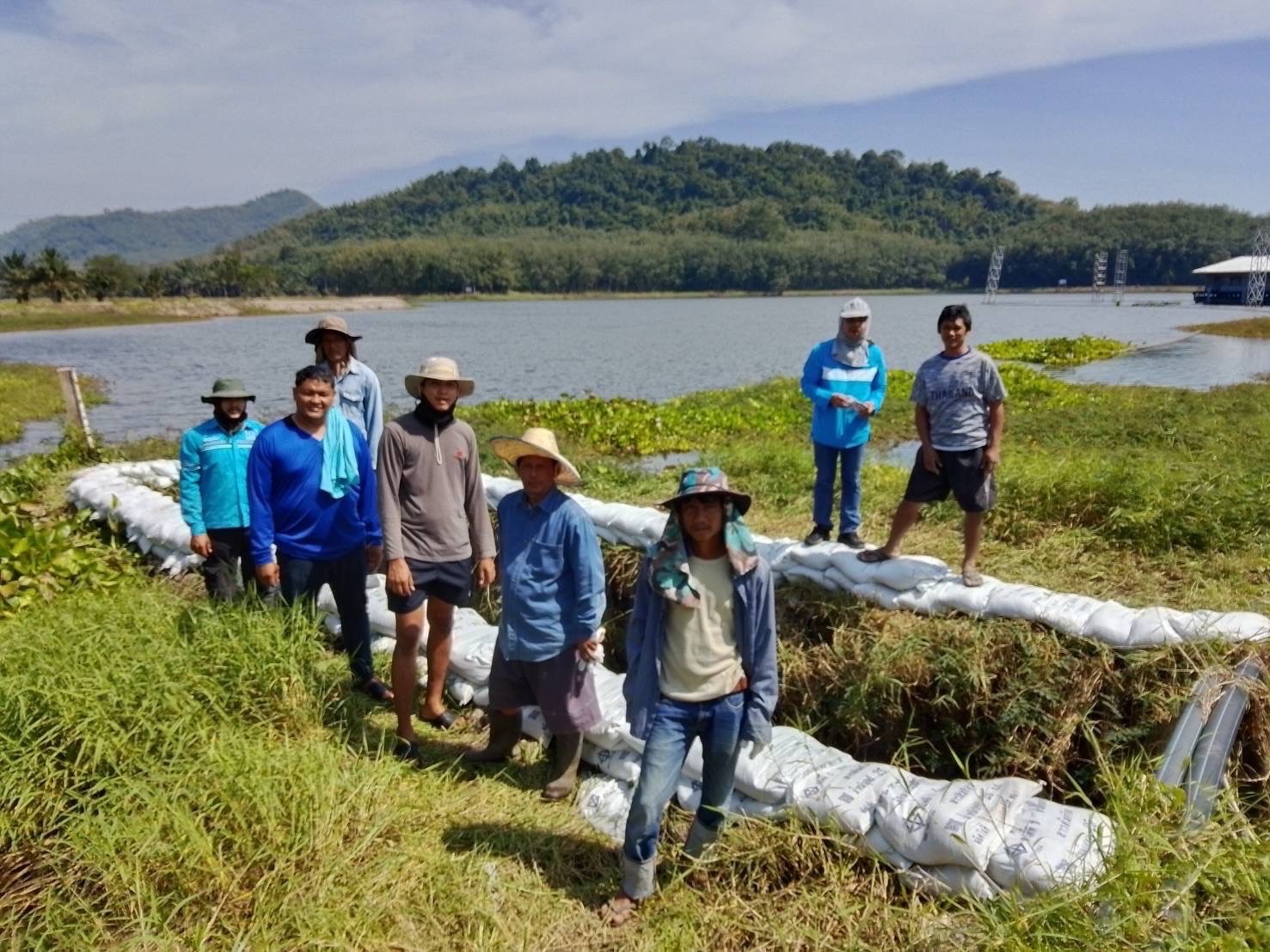 การประปาส่วนภูมิภาคสาขาบางสะพาน ร่วมกันกั้นกระสอบทราย บริเวณสปริงเวย์ทางไหลระบาย ของน้ำดิบในอ่างเก็บน้ำช้างแรก