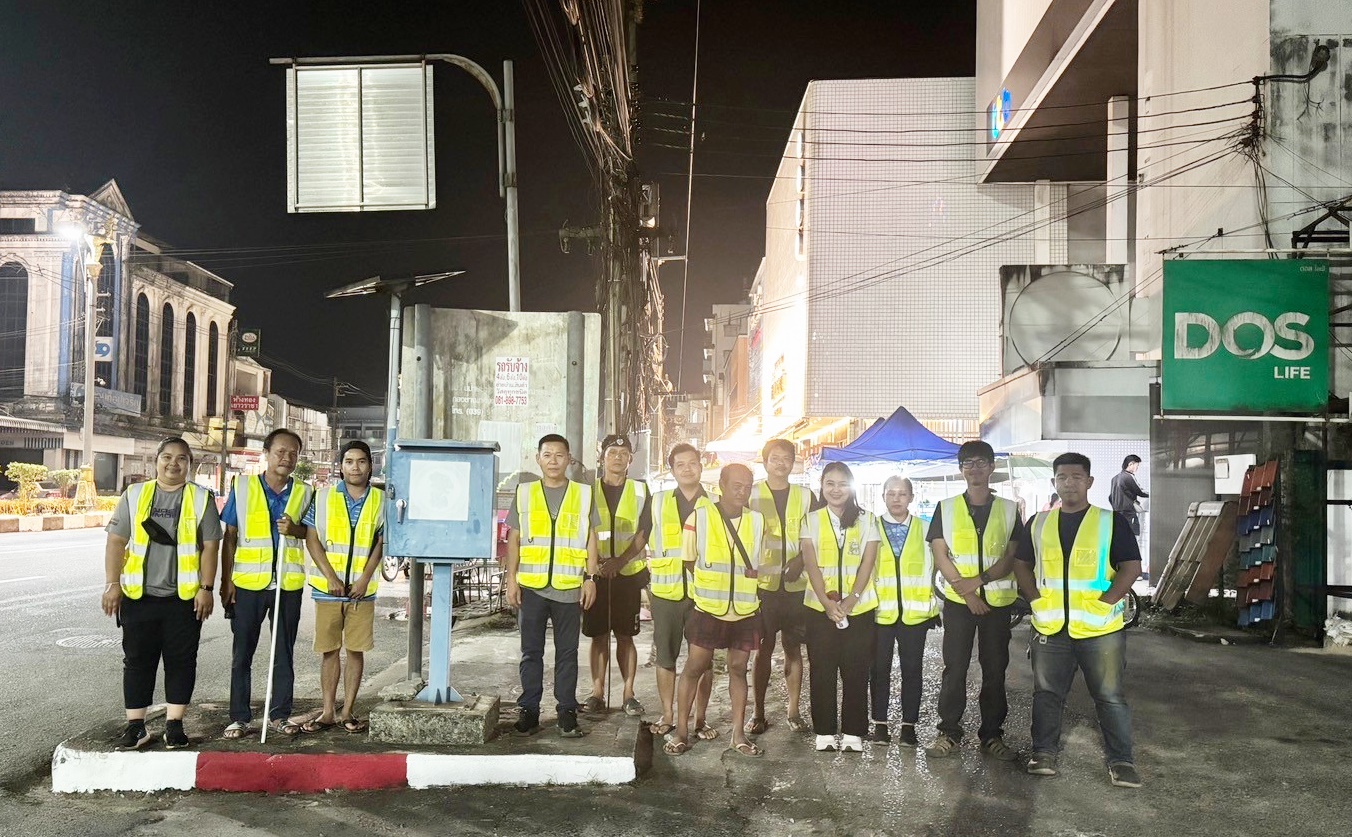 กปภ.สาขาตราด เดินหน้าลดน้ำสูญเสีย ออกสำรวจหาท่อรั่วตามแผน ค้นหาท่อแตก/รั่วต่อเนื่อง ในพื้นที่ DMA-02-2 หน้าธนาคาร TTB ตำบลวังกระแจะ อำเภอเมืองตราด จังหวัดตราด