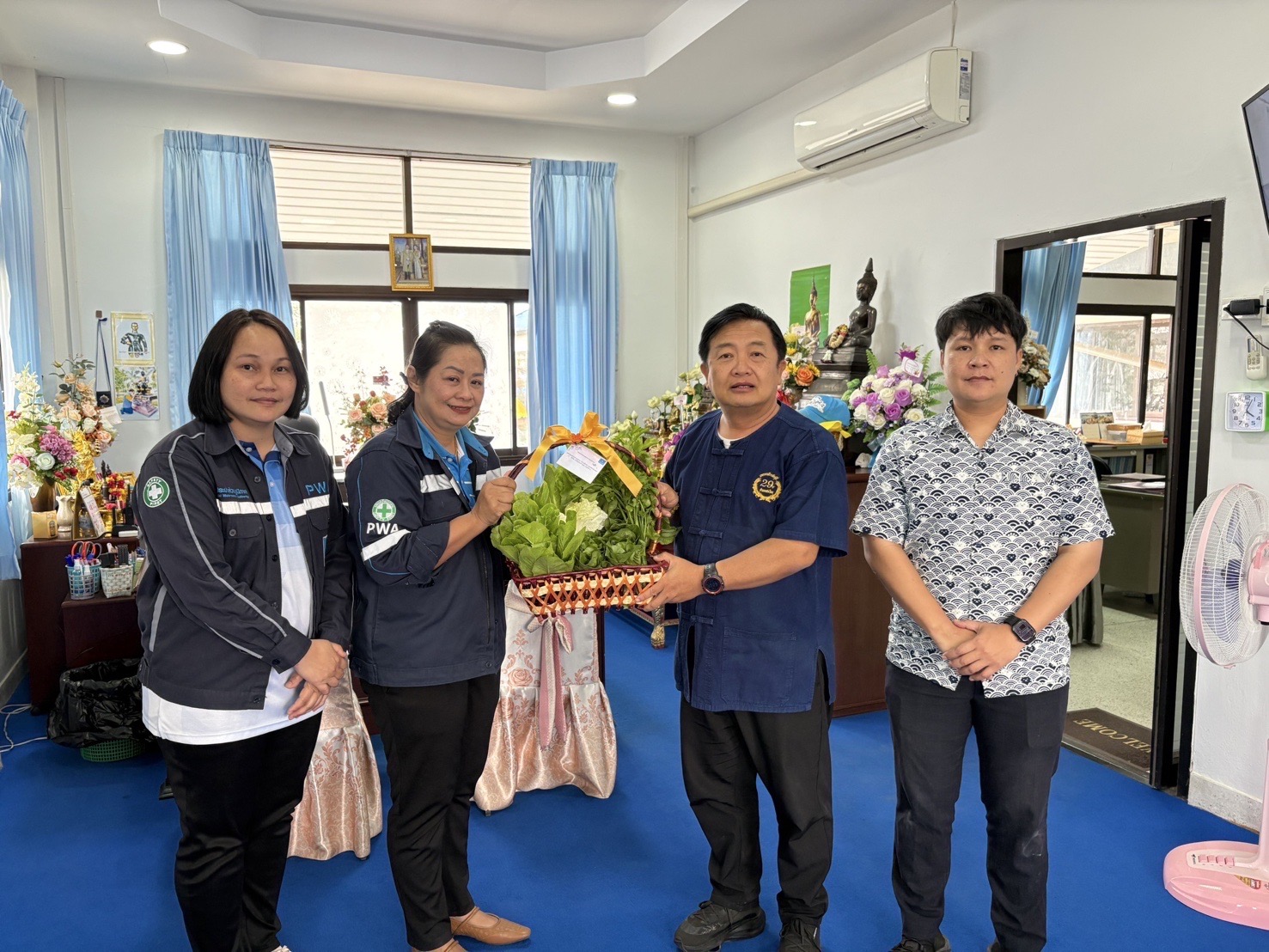 การประปาส่วนภูมิภาคสาขากระนวน เข้าพบนายอำเภอกระนวน เพื่อมอบผักในโครงการ บ้านนี้มีรัก ปลูกผักกินเอง