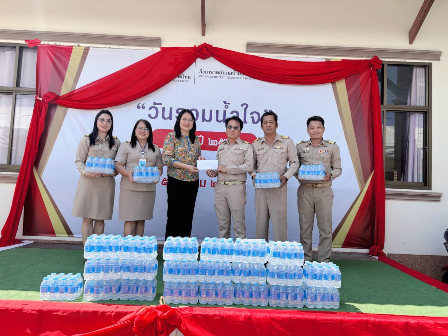 การประปาส่วนภูมิภาคสาขาบ้านไผ่ สนับสนุนน้ำดื่มบรรจุขวดตราสัญลักษณ์ กปภ.ให้แก่ กิ่งกาชาดอำเภอบ้านไผ่ ณ ลานประชารัฐหน้าที่ว่าการอำเภอบ้านไผ่