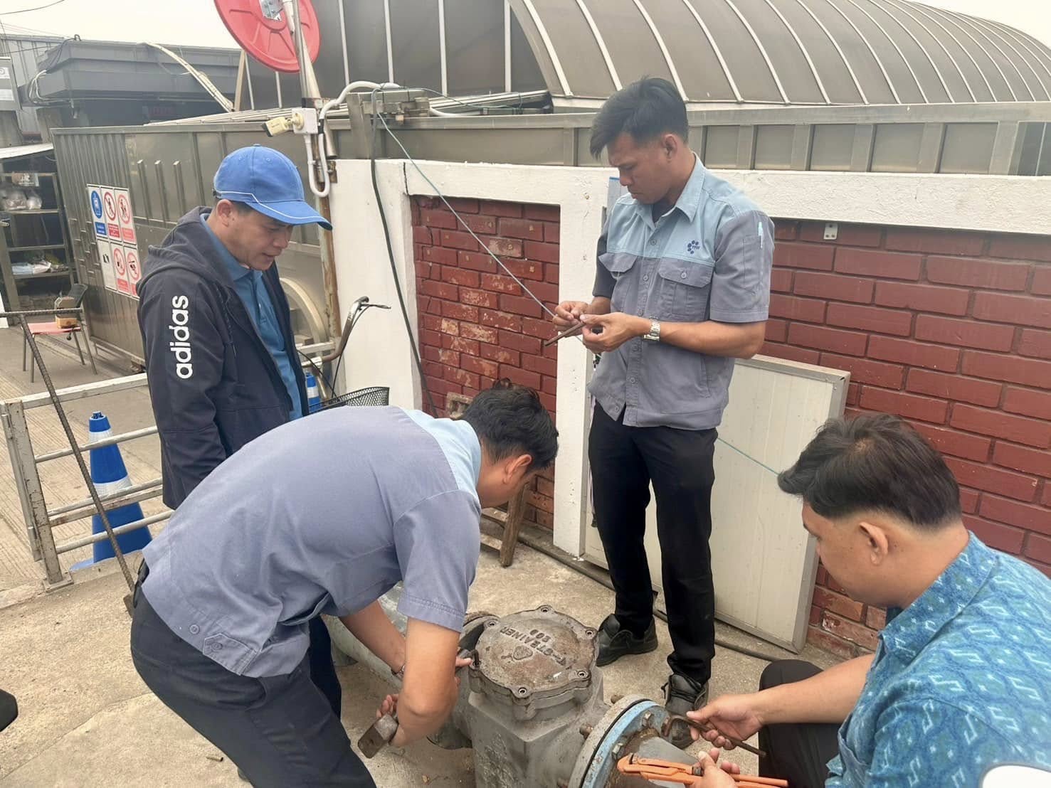 กปภ.สาขาสมุทรสาคร (พ) ดำเนินการถอดล้างมาตรวัดน้ำ ขนาด 8 นิ้ว บริษัท ยูนิคอร์ด จำกัด (มหาชน)