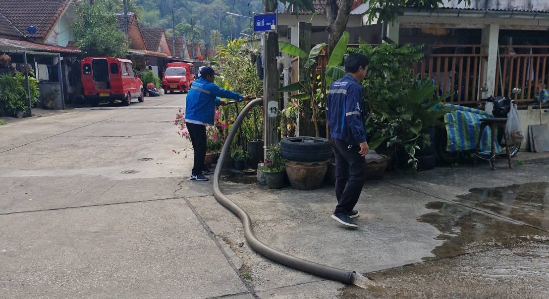 กปภ.สาขาภูเก็ต นำทีมลงพื้นที่ บริเวณหมู่บ้านภักดี ซอยน้ำตกกะทู้ ตำบลกะทู้ อำเภอกะทู้ จังหวัดภูเก็ต ดำเนินการระบายตะกอนในเส้นท่อจ่ายน้ำ (Blow off)