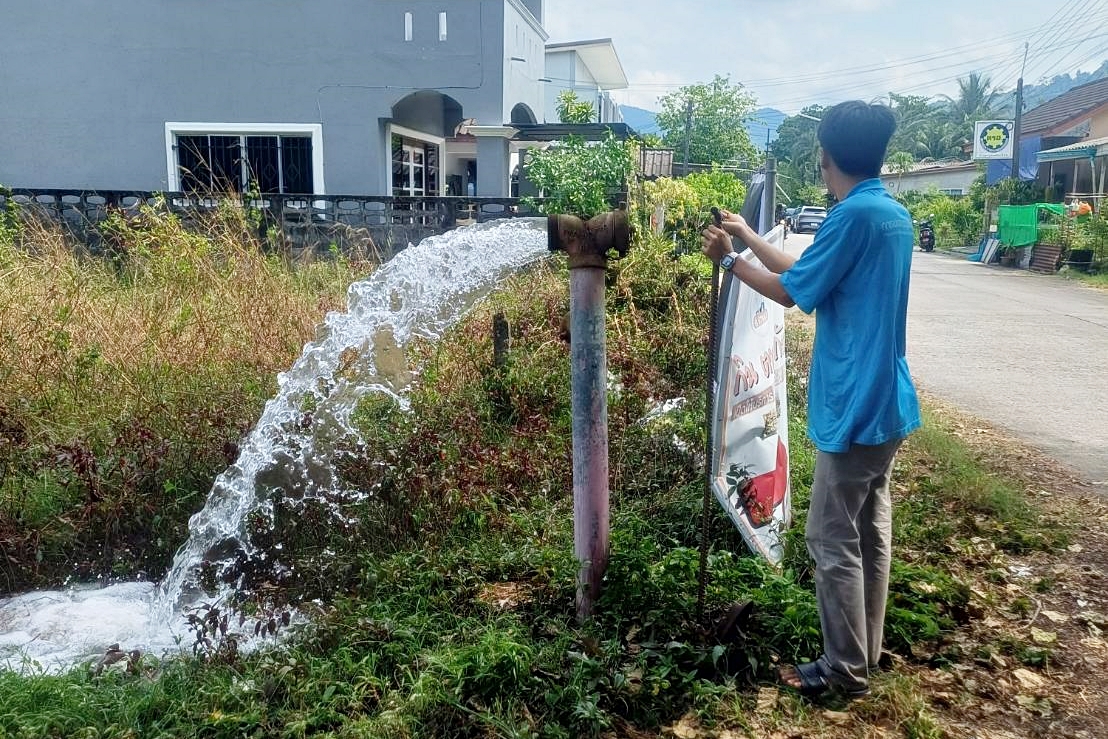 กปภ.สาขาระนอง รักษาคุณภาพน้ำประปาใสสะอาด ดำเนินการตามแผนระบายตะกอนในเส้นท่อ ประจำเดือน มีนาคม 2568
