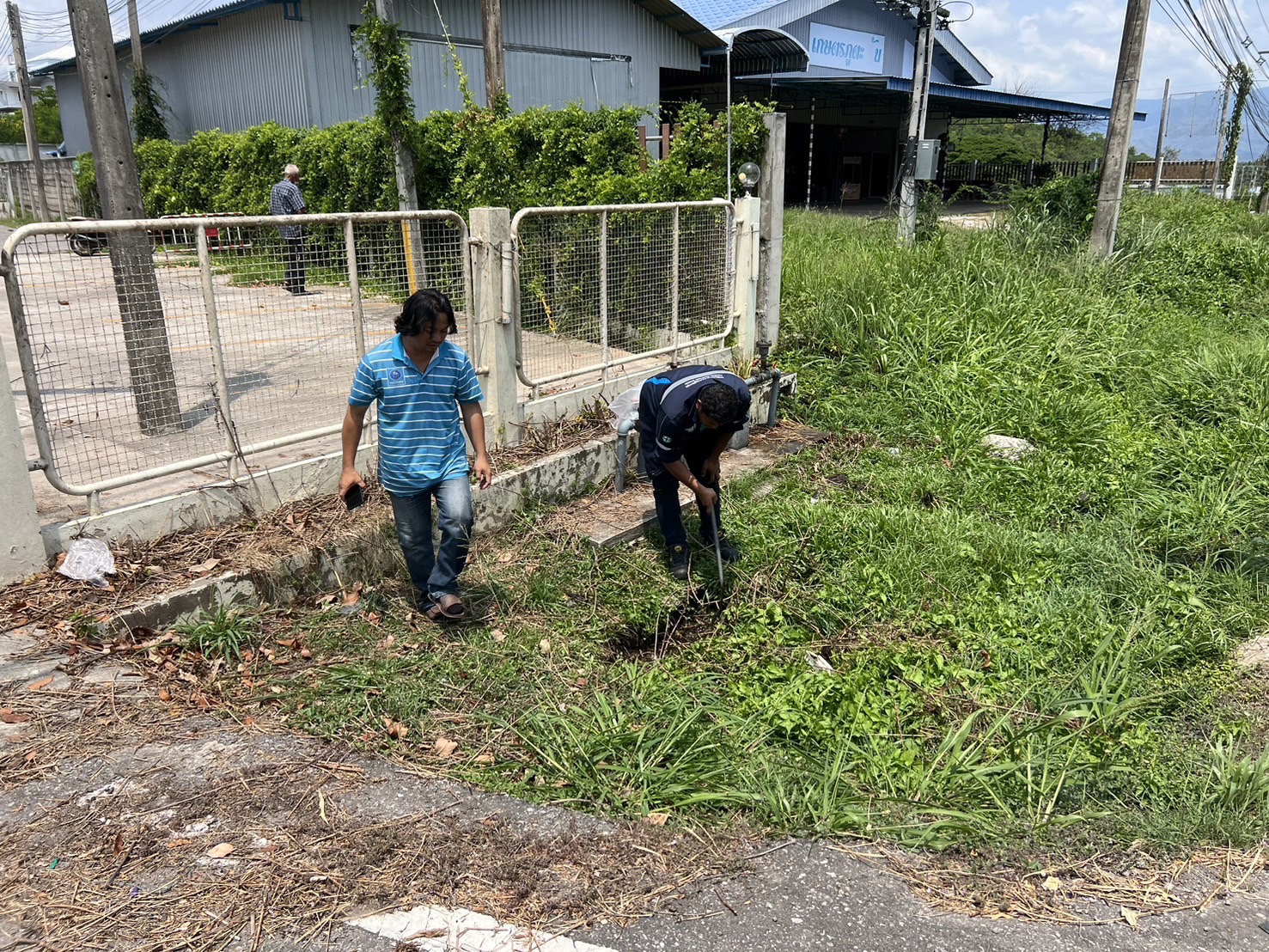 ปภ.สาขาบางสะพาน ร่วมค้นหาท่อแตก/ท่อรั่ว บริเวณสถานีจ่ายน้ำช้างแรก และสถานีจ่ายน้ำทับสะแก