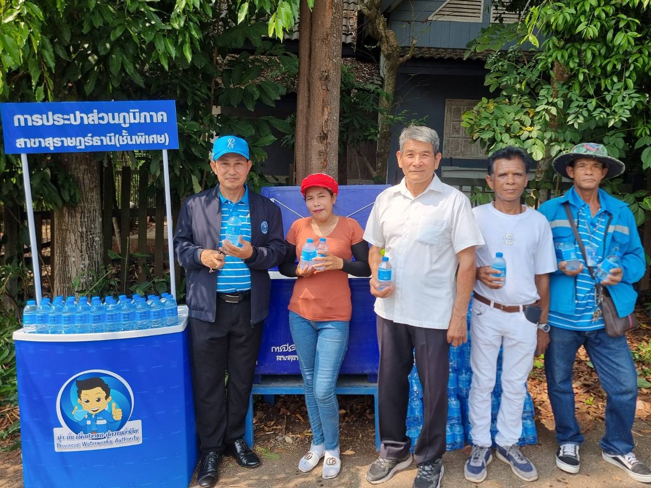 กปภ.สาขาสุราษฎร์ธานี(พ) บริการน้ำดื่มบรรจุขวดตราสัญลักษณ์ กปภ. ในงาน แห่ผ้าห่มพระธาตุศรีสุราษฎร์ แลธรรมชาติเขาท่าเพชร ประจำปี 2568
