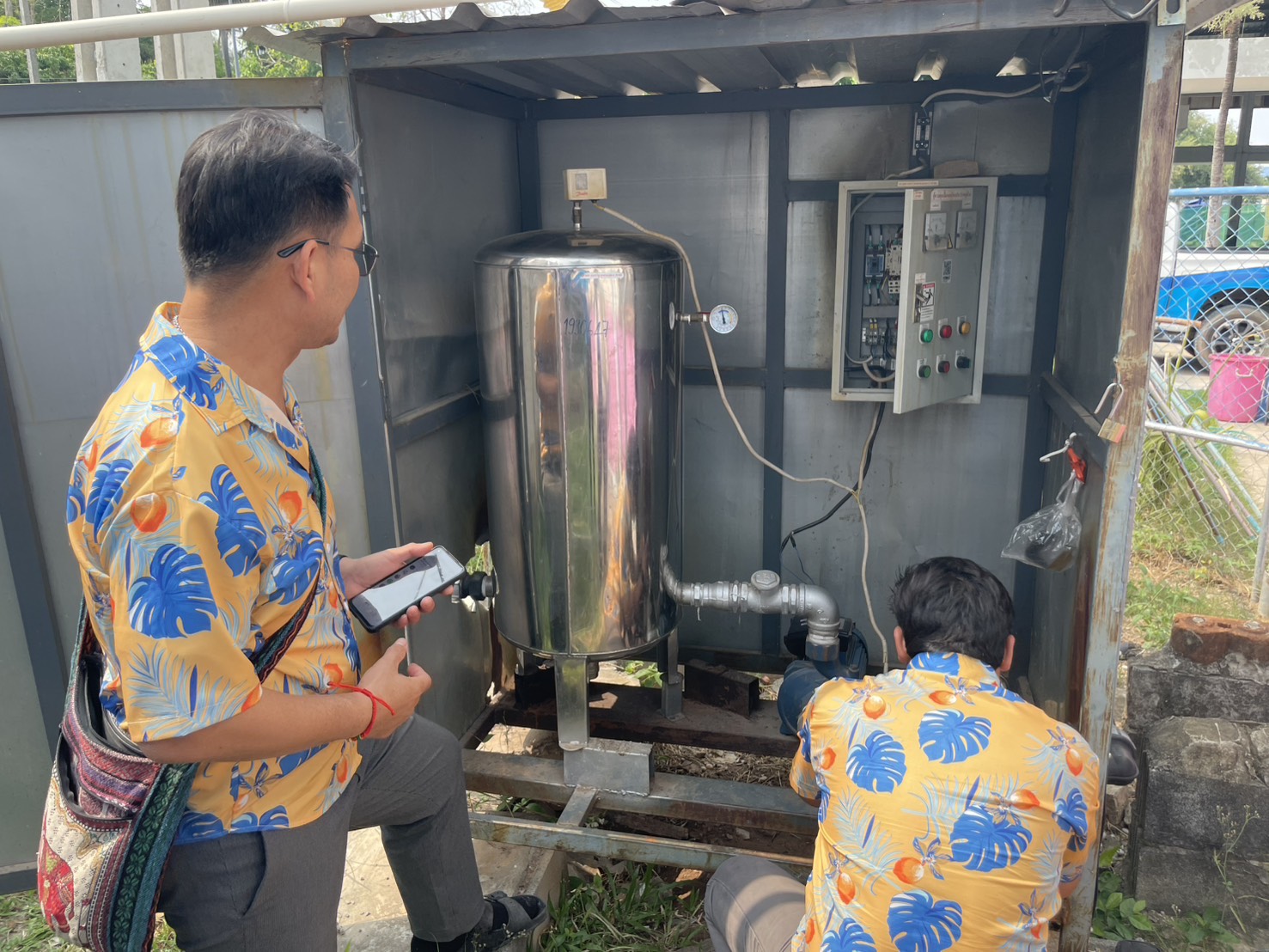 กรค.6 ลงพื้นที่ตรวจสอบแก้ไขตู้ควบคุมเครื่องสูบน้ำเพิ่มแรงดัน กปภ.สาขากุฉินารายณ์