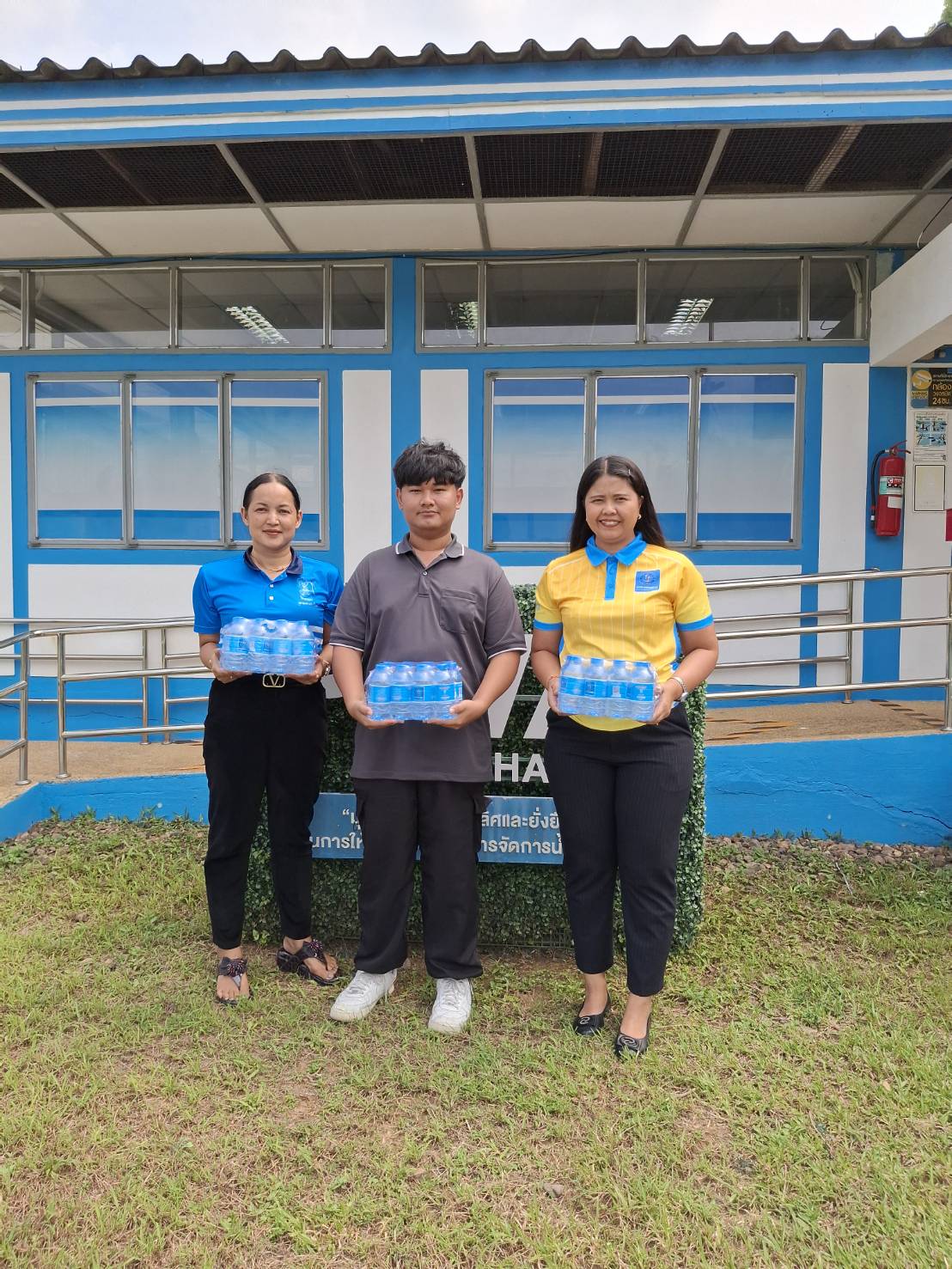 การประปาส่วนภูมิภาคสาขาท่าแซะ มอบน้ำดื่มบรรจุขวดตราสัญลักษณ์กปภ.
