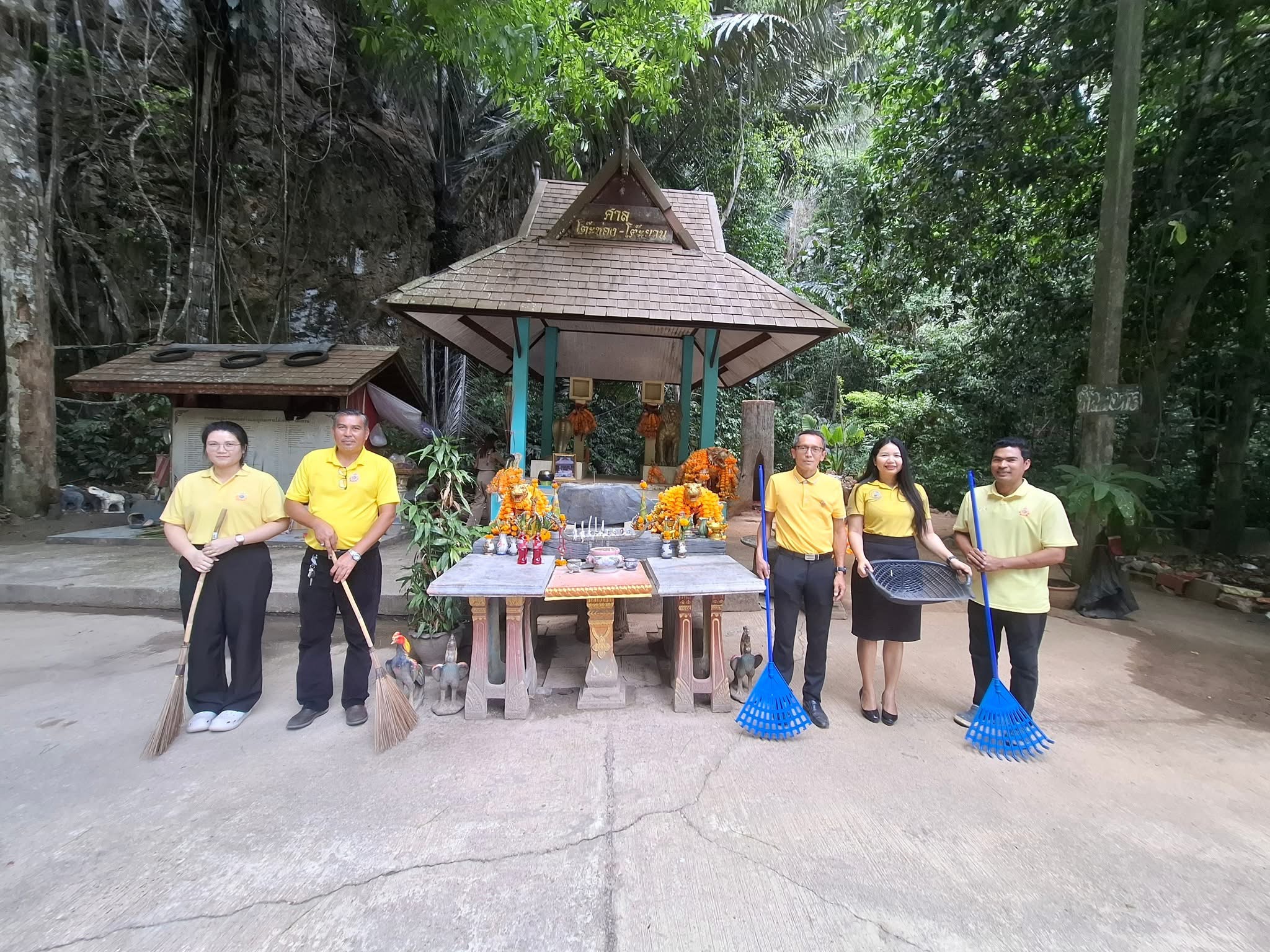 การประปาส่วนภูมิภาคสาขาอ่าวลึก ทำกิจกรรมจิตอาสาบำเพ็ญสาธารณะประโยชน์ เนื่องในวันข้าราชการพลเรือน 2568 ณ ศาลโต๊ะช่อง โต๊ะยวน