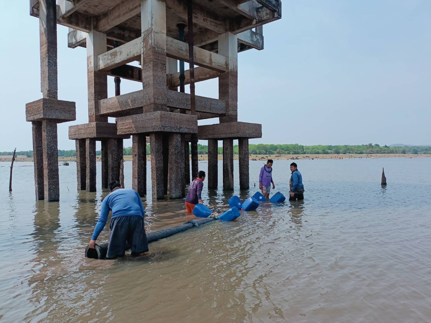 กรค.6 ลงพื้นที่แก้ไขปัญหาด้านการสูบน้ำดิบ ณ โรงสูบน้ำแรงต่ำห้วยสะทด กปภ.สาขาสมเด็จ