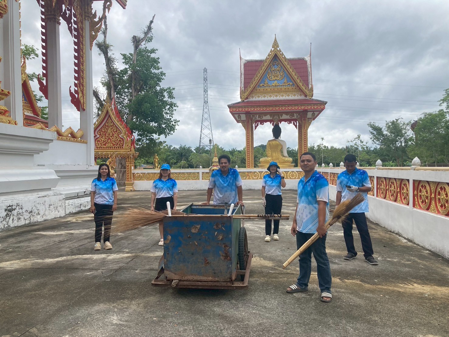 การประปาส่วนภูมิภาคสาขาคลองท่อมร่วมกันทำกิจกรรมจิตอาสาเพื่อบำเพ็ญสาธารณประโยชน์ ณ วัดคลองท่อม