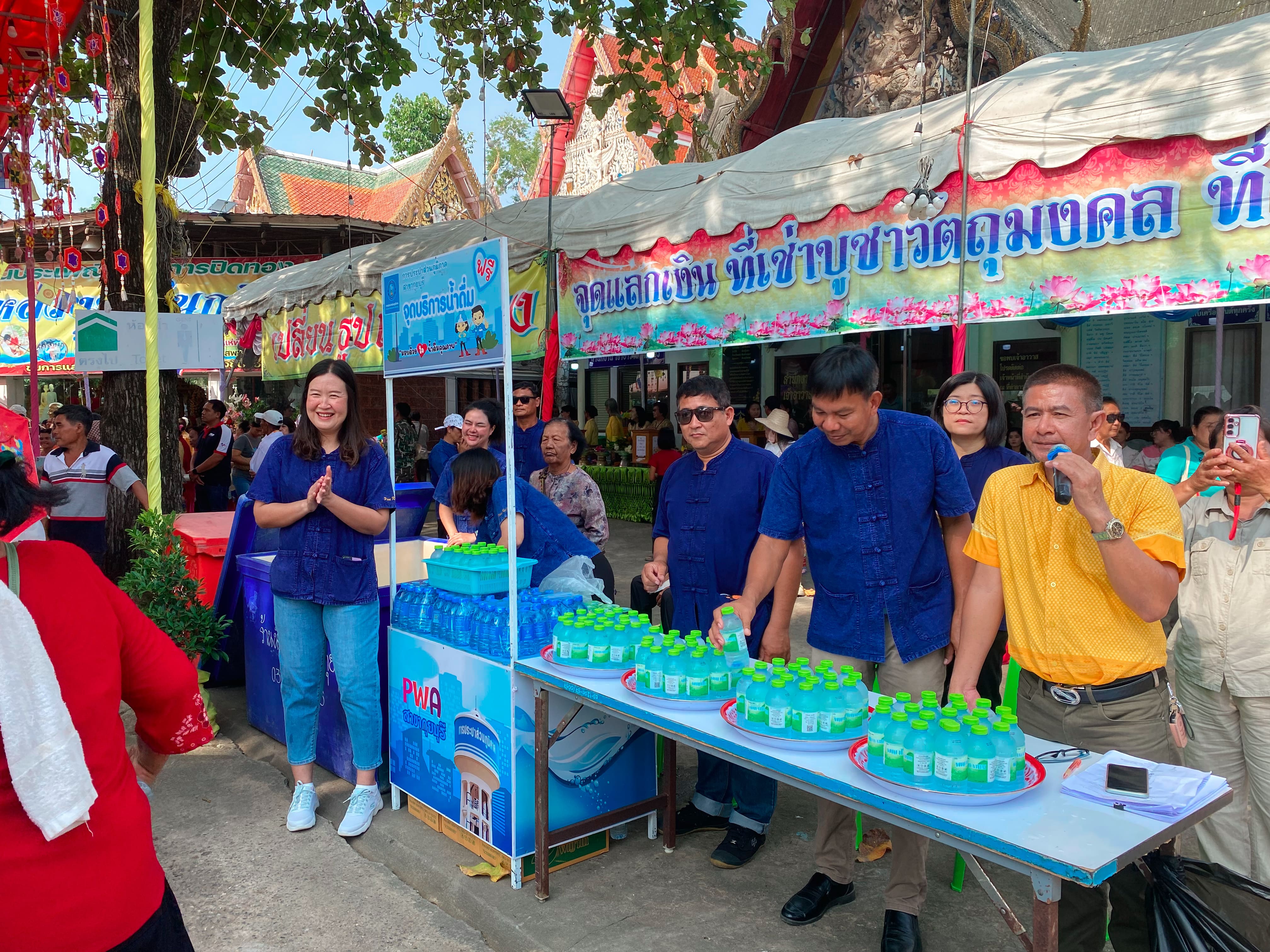 กปภ.สาขากุยบุรี ร่วมขบวนแห่เครื่องสักการะหลวงพ่อในกุฏิ พร้อมบริการน้ำดื่มแก่ประชาชน
