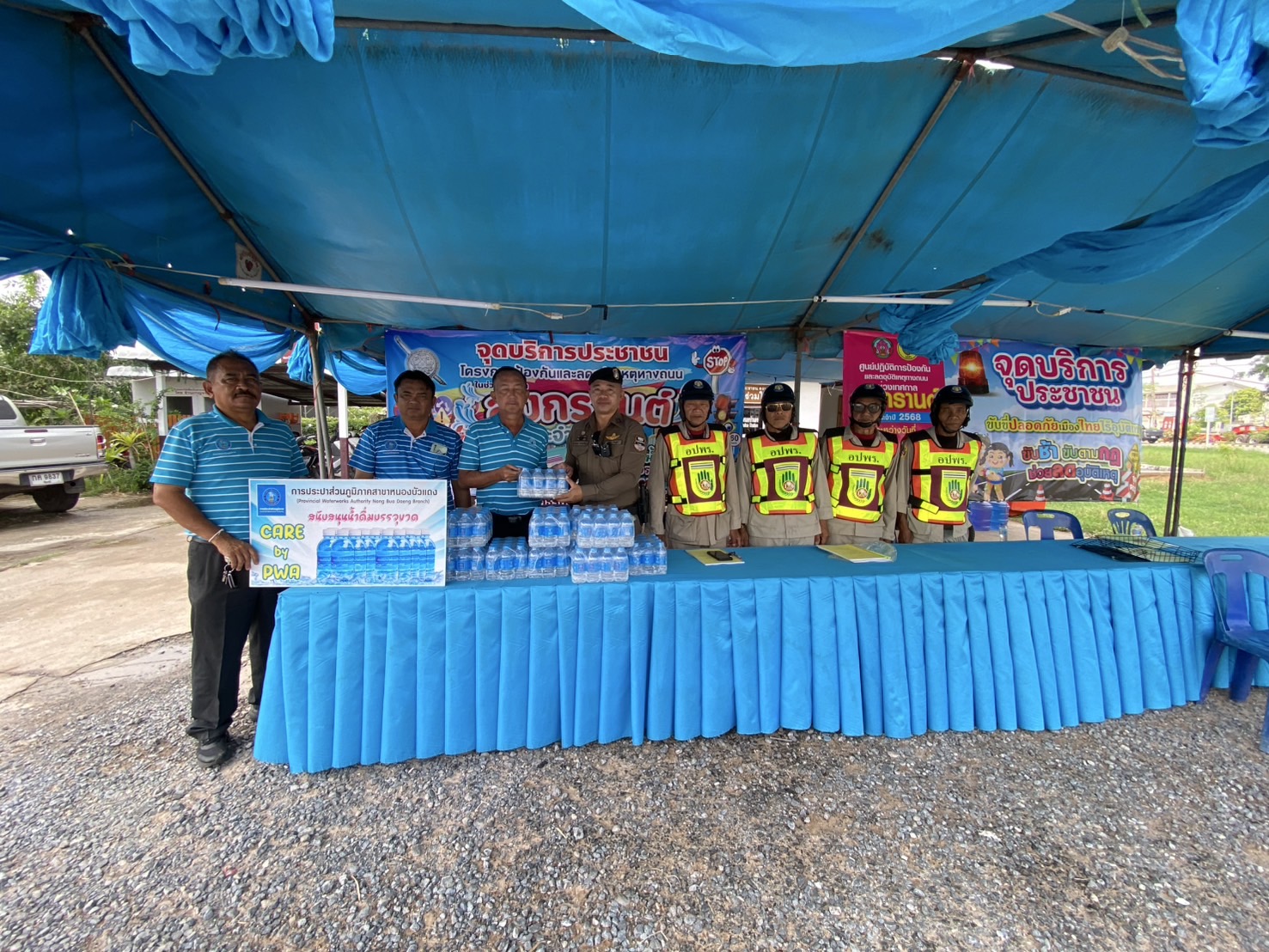กปภ.สาขาหนองบัวแดง มอบน้ำดื่มบรรจุขวดตราสัญลักษณ์ กปภ. ในวันศุกร์ที่ 11 เมษายน 2568