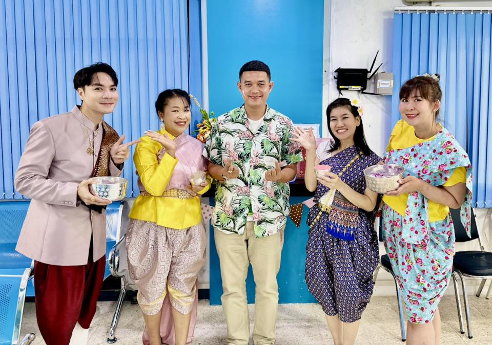 กปภ.สาขาสมุทรสาคร (พ) จัดกิจกรรมมอบของที่ระลึกจาก กปภ. ในช่วงเทศกาลสงกรานต์ ประจำปี 2568
