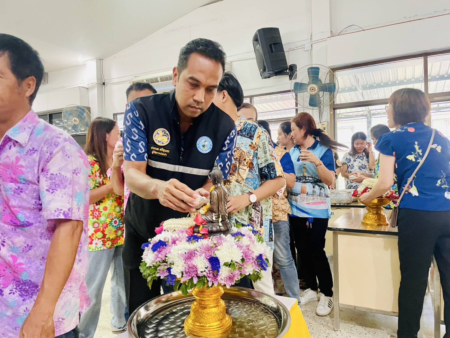 กปภ.สาขาท่ามะกา ร่วมกิจกรรมสรงน้ำพระ และรดน้ำดำหัวนายอำเภอท่ามะกา เนื่องในวันสงกรานต์ ปี 2568 วันพฤหัสบดีที่ 17 เมษายน 256