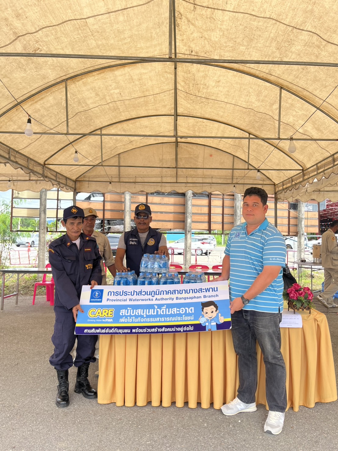 กปภ.สาขาบางสะพาน มอบน้ำดื่มบรรจุขวดตราสัญลักษณ์ กปภ. ให้จุดบริการประชาชน ช่วงเทศกาลสงกรานต์  พ.ศ.2568