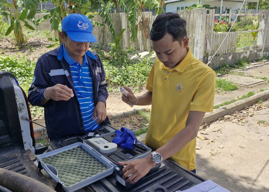 กปภ.สาขาภูเก็ต นำทีมลงพื้นที่ บริเวณหมู่บ้านจอมทองมณีคราม ตำบลวิชิต อำเภอเมือง จังหวัดภูเก็ต เพื่อดำเนินการตรวจสอบคุณภาพน้ำ
