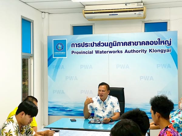 วันศุกร์ที่ 11 เมษายน 2568 การประปาส่วนภูมิภาคสาขาคลองใหญ่ นำโดย นายประสิทธิ์ เจริญวงษ์ ผู้จัดการการประปาส่วนภูมิภาคสาขาคลองใหญ่ พร้อมด้วยหัวหน้างานและพนักงานในสังกัด กปภ.สาขาคลองใหญ่ ร่วมจัดกิจกรรมสนทนายามเช้า (Morning Talk) ประจำเดือน เมษายน 2568