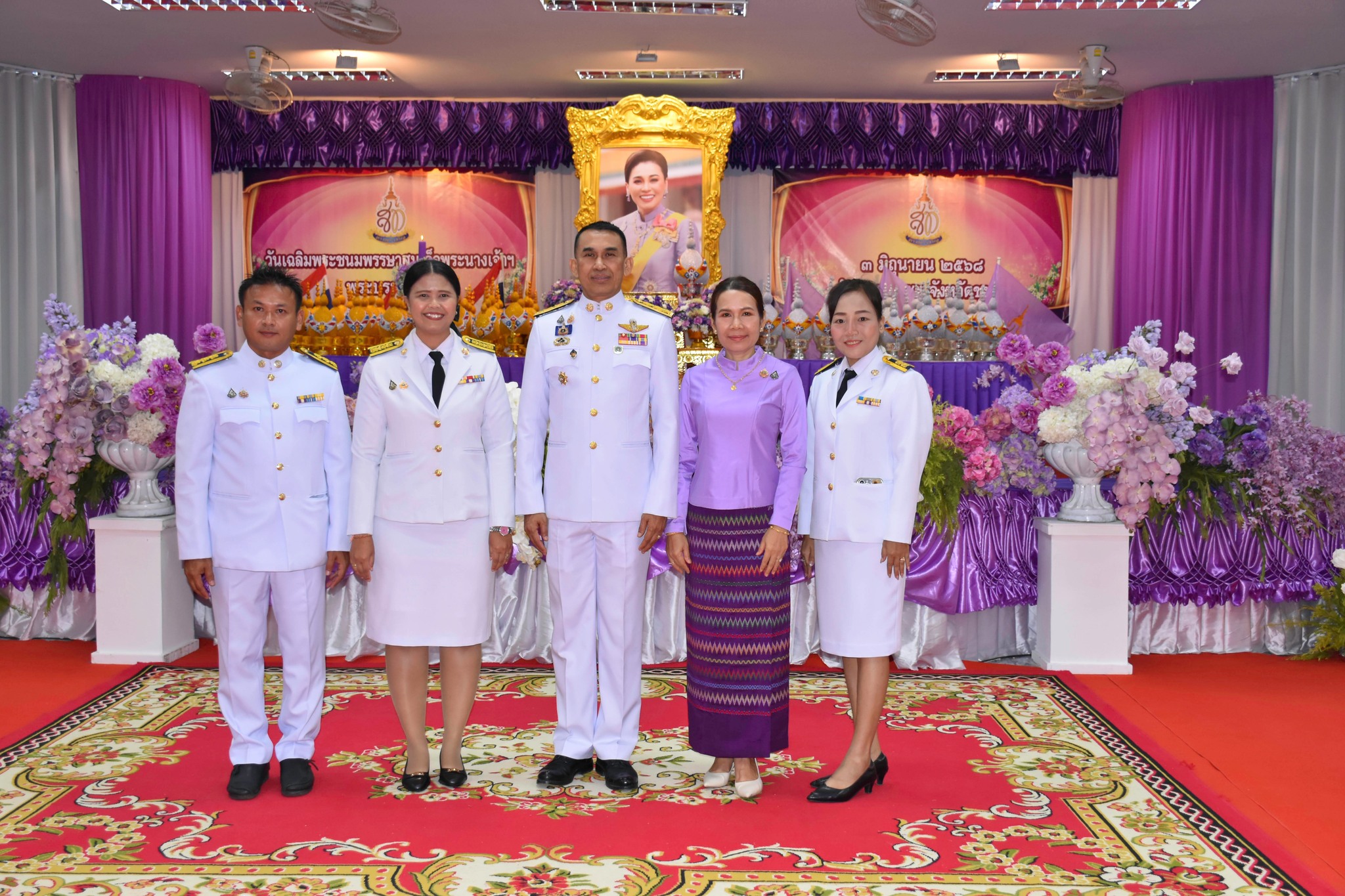 การประปาส่วนภูมิภาคสาขาท่าแซะ เข้าร่วมพิธีถวายเครื่องราชสักการะและวางพานพุ่ม เบื้องหน้าพระฉายาลักษณ์ฯ พร้อมจุดเทียนถวายพระพรชัยมงคล