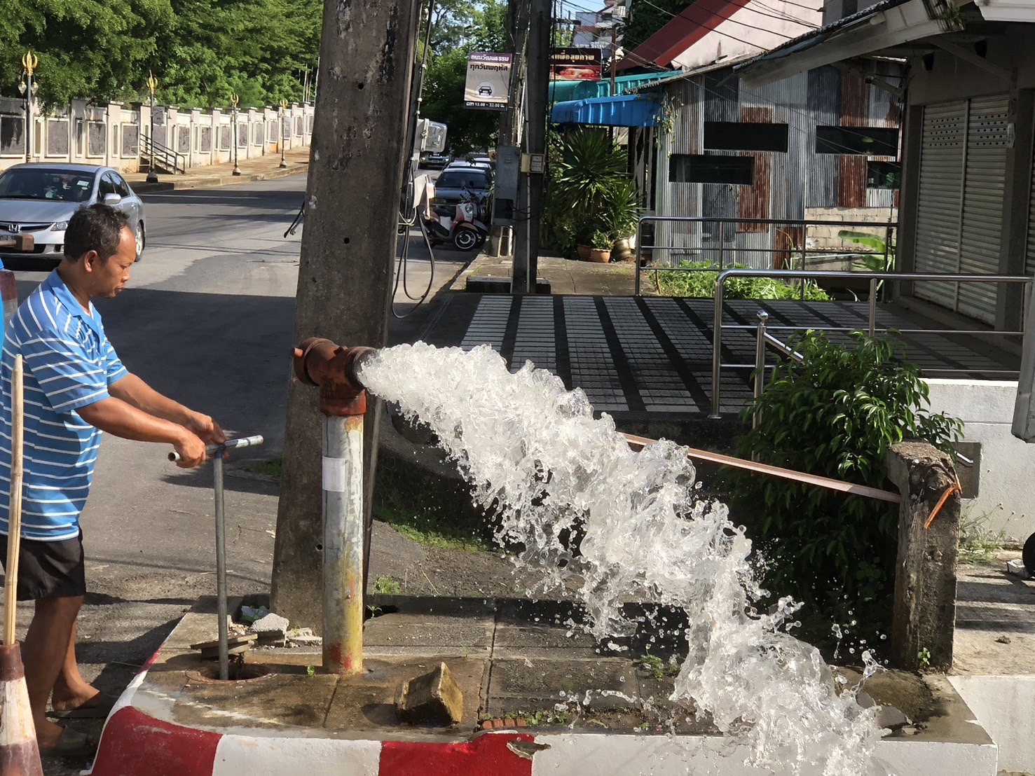 กปภ.สาขากระบี่ ดำเนินการตามแผนงานบริการและควบคุมน้ำสูญเสีย โบล์วน้ำเพื่อระบายตะกอนในเส้นท่อ บริเวณพื้นที่ ถนนเจ้าฟ้า ตำบลปากน้ำ อำเภอเมืองกระบี่ จังหวัดกระบี่