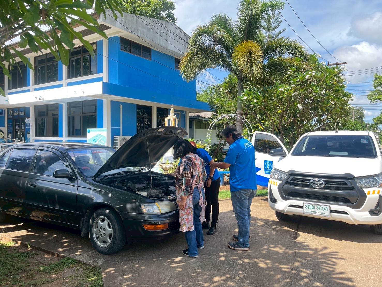 ซ่อมได้  รถสตาร์ทไม่ติด ชาว กปภ.สาขาเถิน ก็ซ่อมให้