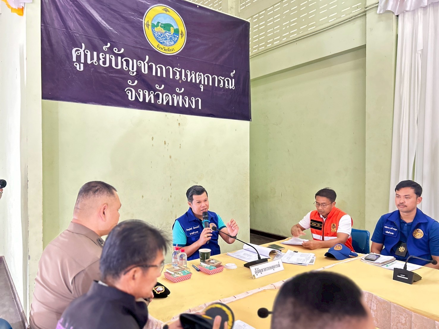 กปภ.สาขาตะกั่วป่า สนับสนุนน้ำดื่มบรรจุขวดตราสัญลักษณ์ กปภ. ภายใต้โครงการกปภ.น้ำใจ(PWA Care) ให้กับสำนักงานป้องกันและบรรเทาสาธารณภัยจังหวัดพังงา