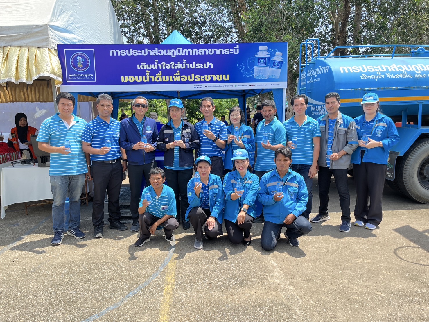 การประปาส่วนภูมิภาคสาขากระบี่ เข้าร่วมการฝึกซ้อมป้องกันและบรรเทาสาธารณภัยกรณีสึนามิและสนับสนุนน้ำดื่มบรรจุขวดตราสัญลักษณ์ กปภ. ณ โรงเรียนบ้านคลองแห้ง ม.5 ตำบลอ่าวนาง อำเภอเมือง จังหวัดกระบี่