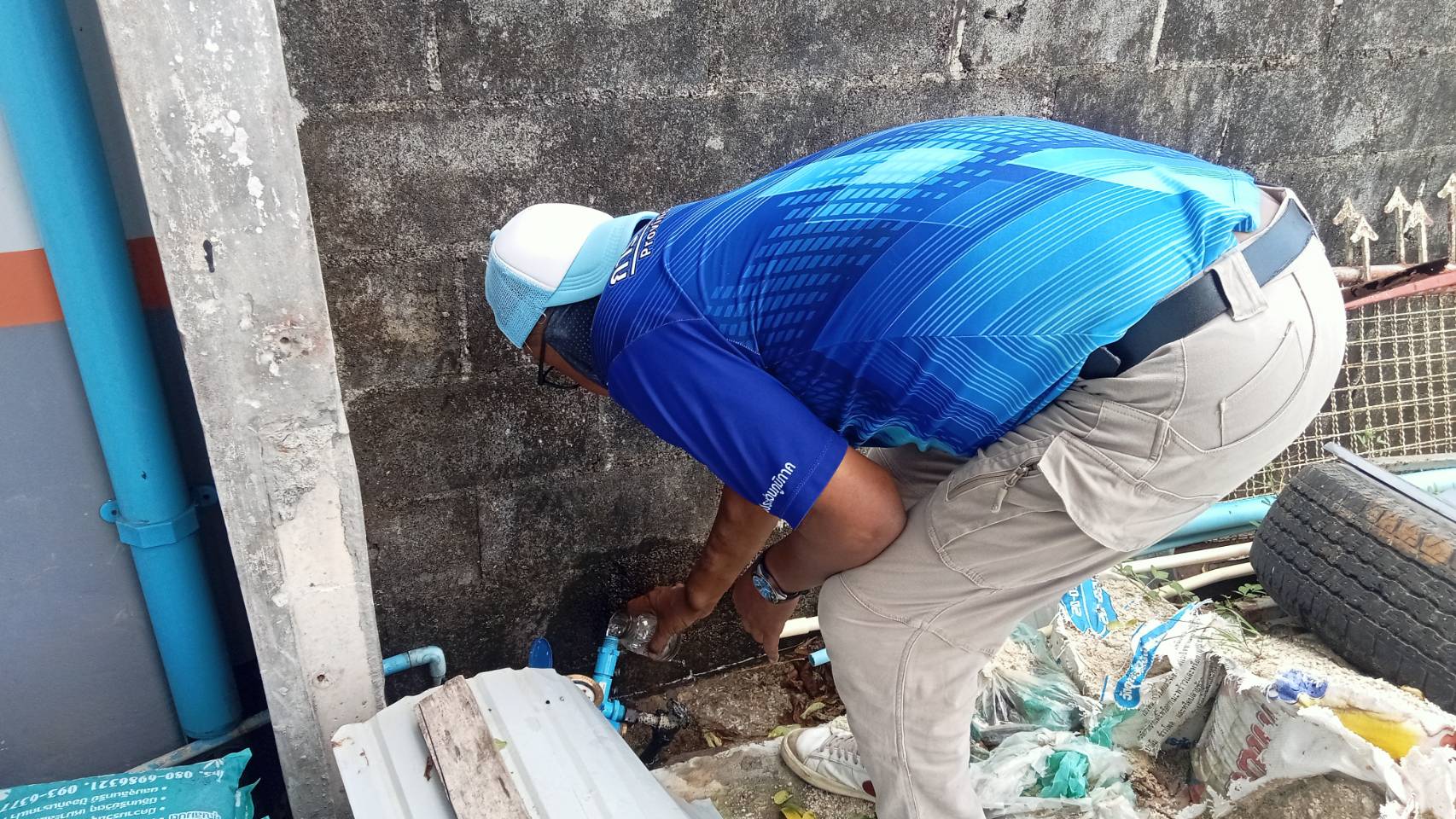 กปภ.สาขากาญจนดิษฐ์ ลงพื้นที่สุ่มน้ำประปา บริเวณบ้านผู้ใช้น้ำ ม.1 ต.ดอนสัก อ.ดอนสัก จ.สุราษฎร์ธานี หน่วยบริการดอนสัก โดยเก็บตัวอย่างน้ำจากก๊อกน้ำที่บ้านของผู้ใช้น้ำไปตรวจสอบคุณภาพน้ำ