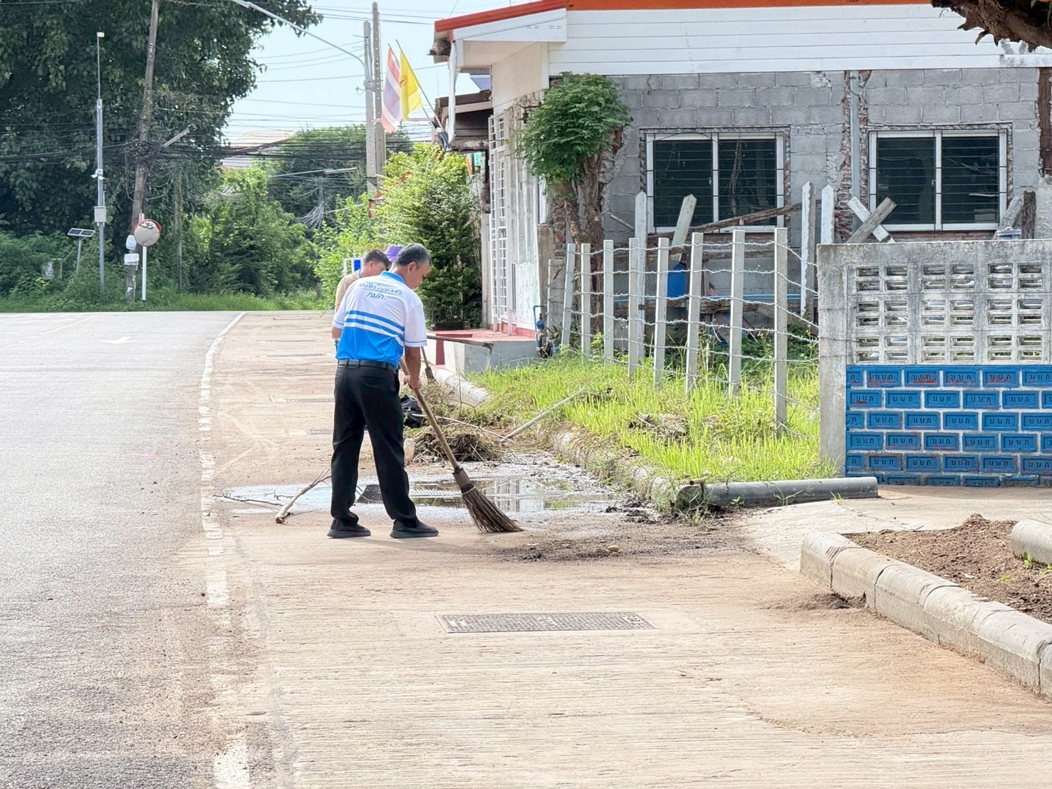 กปภ.สาขากระนวน ร่วมแรงร่วมใจทำความสะอาด ปรับภูมิทัศน์รอบหอถังสูง