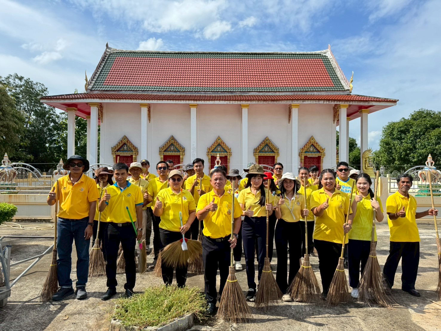 กปภ.สาขาปราณบุรี ร่วมกิจกรรมจิตอาสาบำเพ็ญประโยชน์และบำเพ็ญสาธารณกุศล  เนื่องในวันเฉลิมพระชนมพรรษา พระบาทสมเด็จพระเจ้าอยู่หัว 28 กรกฎาคม 2568