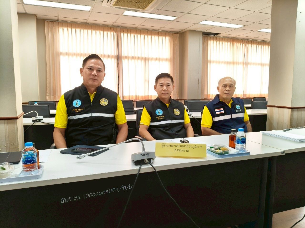 กปภ.สาขาตราดและ กปภ.สาขาคลองใหญ่ ร่วมต้อนรับ รองนายกรัฐมนตรีและรัฐมนตรีกระทรวงมหาดไทย ในการตรวจเยี่ยมชายแดนไทย-กัมพูชา และตรวจเยี่ยมศูนย์พักพิงในพื้นที่จังหวัดตราด