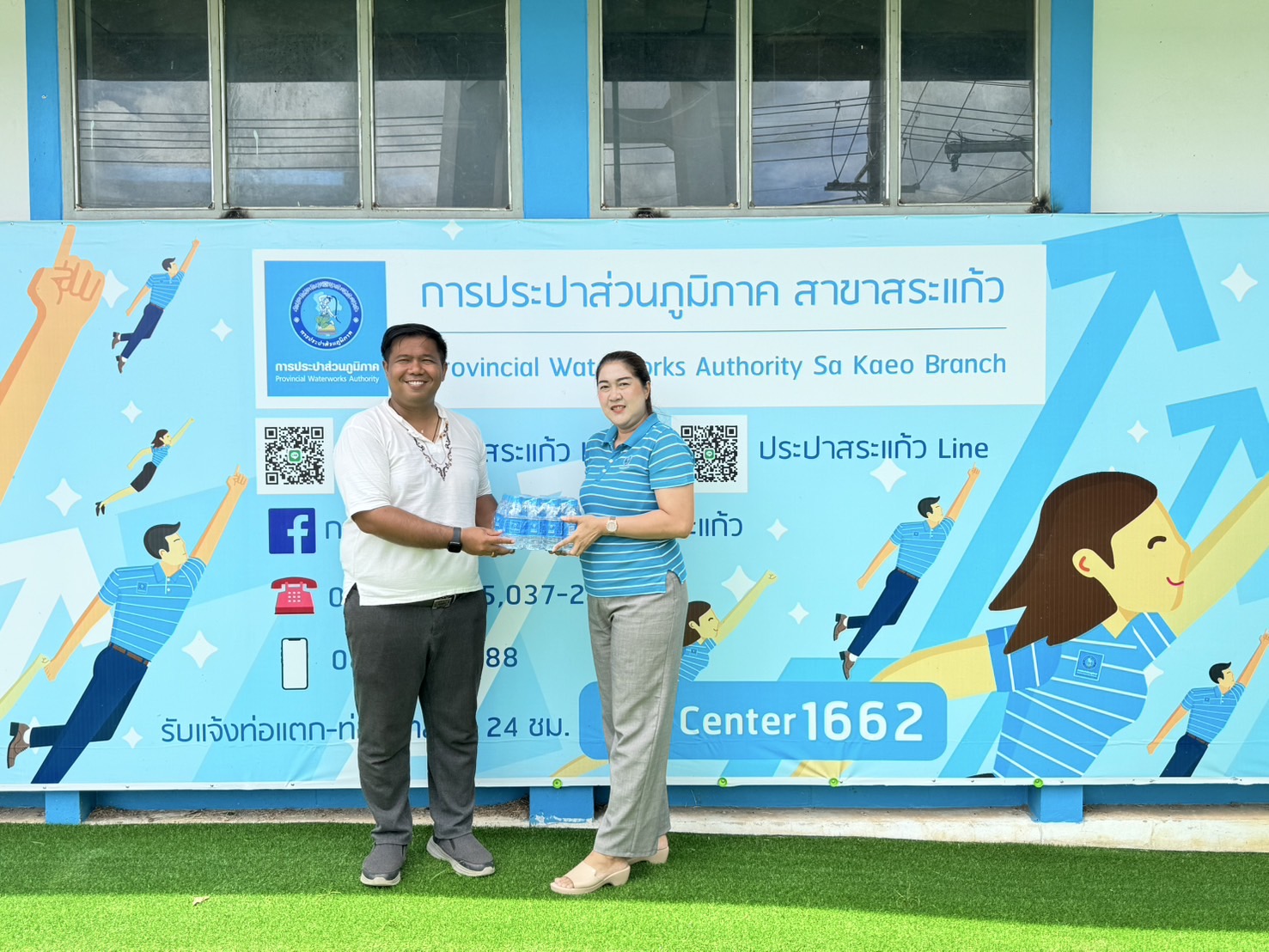 กปภ.สาขาสระแก้ว สนับสนุนน้ำดื่มบรรจุขวดตราสัญลักษณ์ กปภ.จำนวน 240 ขวด ให้แก่ มหาวิทยาลัยราชภัฏไลยอลงกรณ์ ในพระบรมราชูปถัมภ์ สระแก้ว เพื่อใช้ในงาน โครงการการเพิ่มศักยภาพชุมชน Soft Power บนฐานอัตลักษณ์ศิลปวัฒนธรรมท้องถิ่น กิจกรรมมหกรรม Soft Power สระแก้ว ชายแดนเบื้องบูรพาสู่เศรษฐกิจสร้างสรรค์ ปีที่ 2