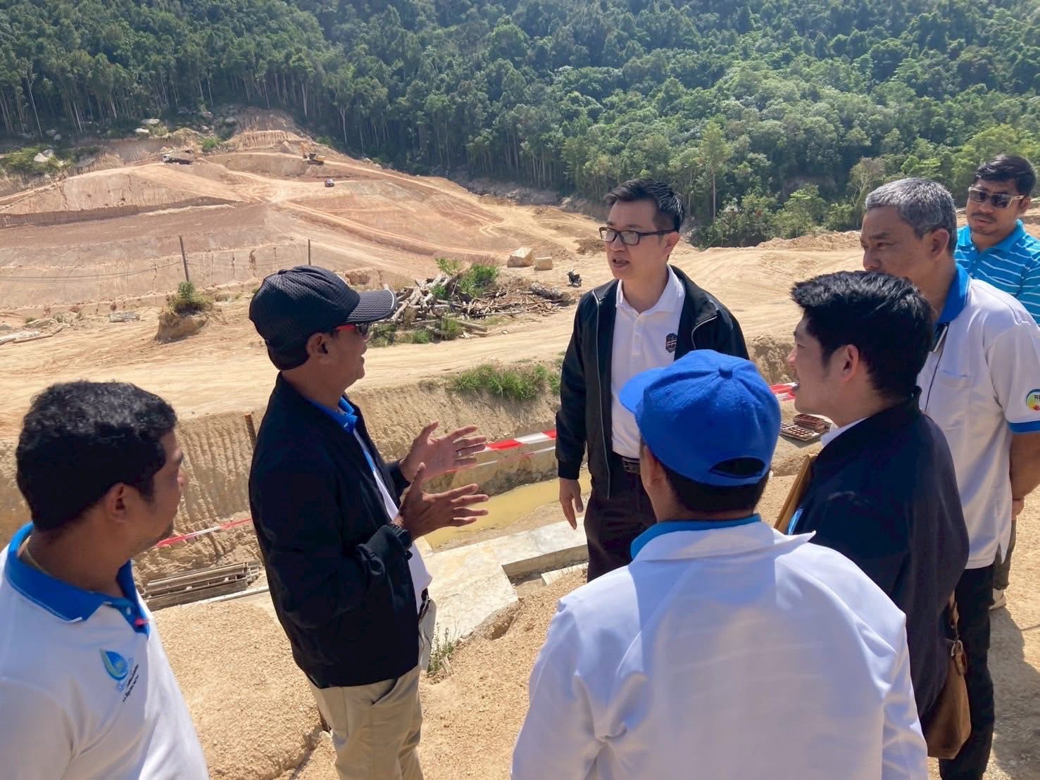 นายพินิจ ตันติวิญญูพงศ์ ผู้อำนวยการสำนักสอบสวน 4 พร้อมด้วยพันตำรวจโทวิพากษ์ มีจันทร์ เจ้าหน้าที่สอบสวนชำนาญการพิเศษ และคณะเจ้าหน้าที่สอบสวนสำนักงานผู้ตรวจการแผ่นดิน ได้เดินทางลงพื้นที่เกาะพะงัน จังหวัดสุราษฎร์ธานี