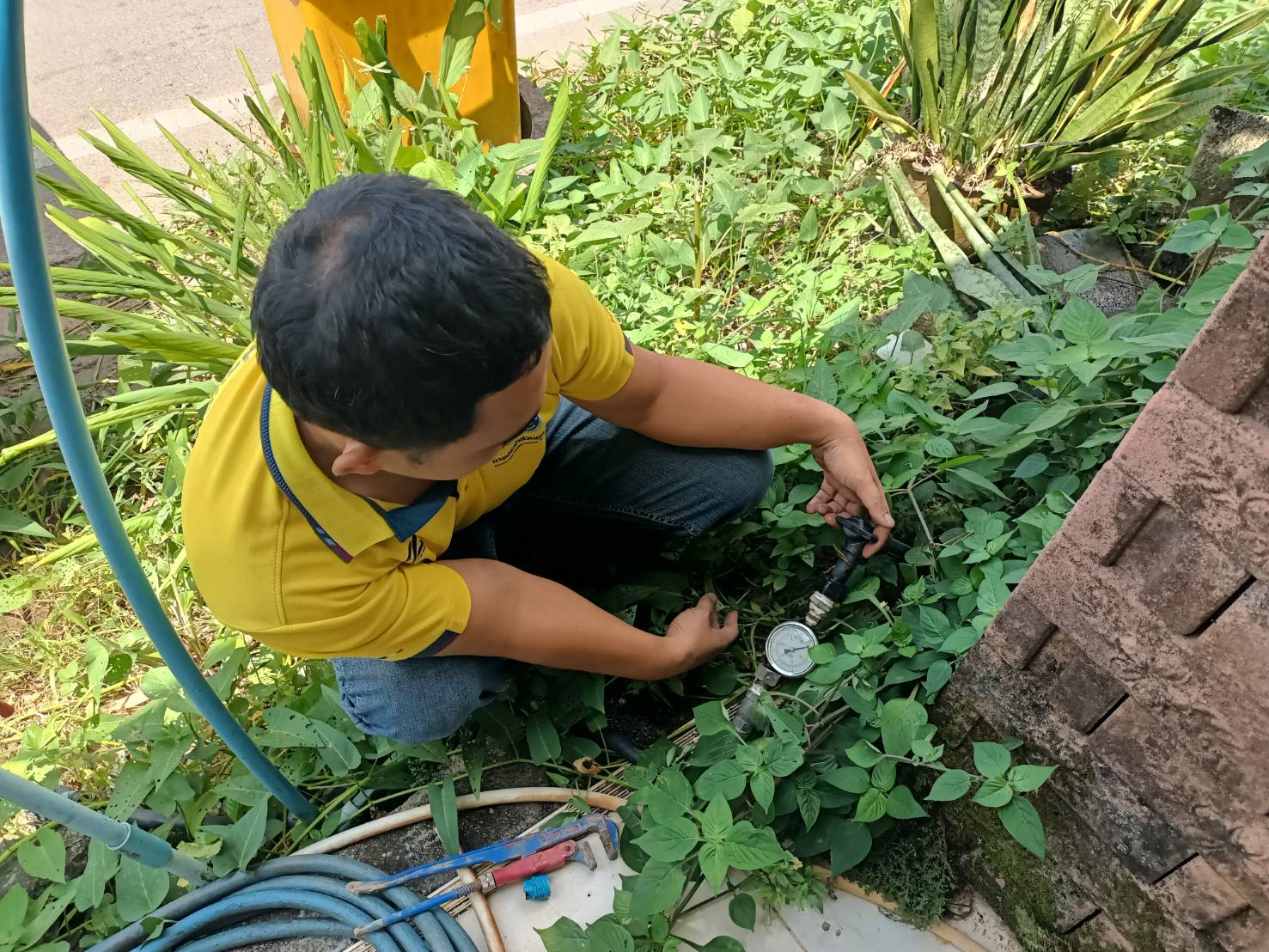 กปภ.สาขาคลองท่อม นำทีมลงพื้นที่ตรวจวัดแรงดันน้ำหลังมาตร