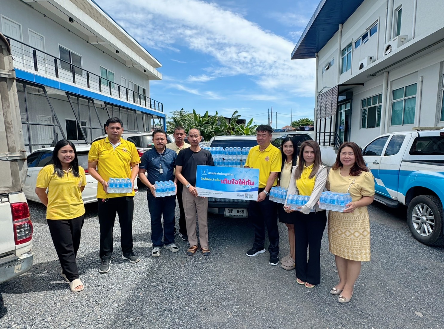 กปภ.สาขาธัญบุรี สนับสนุนน้ำดื่มบรรจุขวดตราสัญลักษณ์ กปภ. ให้กับอำเภอลำลูกกา เพื่อใช้ในการปฏิบัติงานตามนโยบายปฏิบัติการกวาดล้างยาเสพติด No Drugs No Dealers