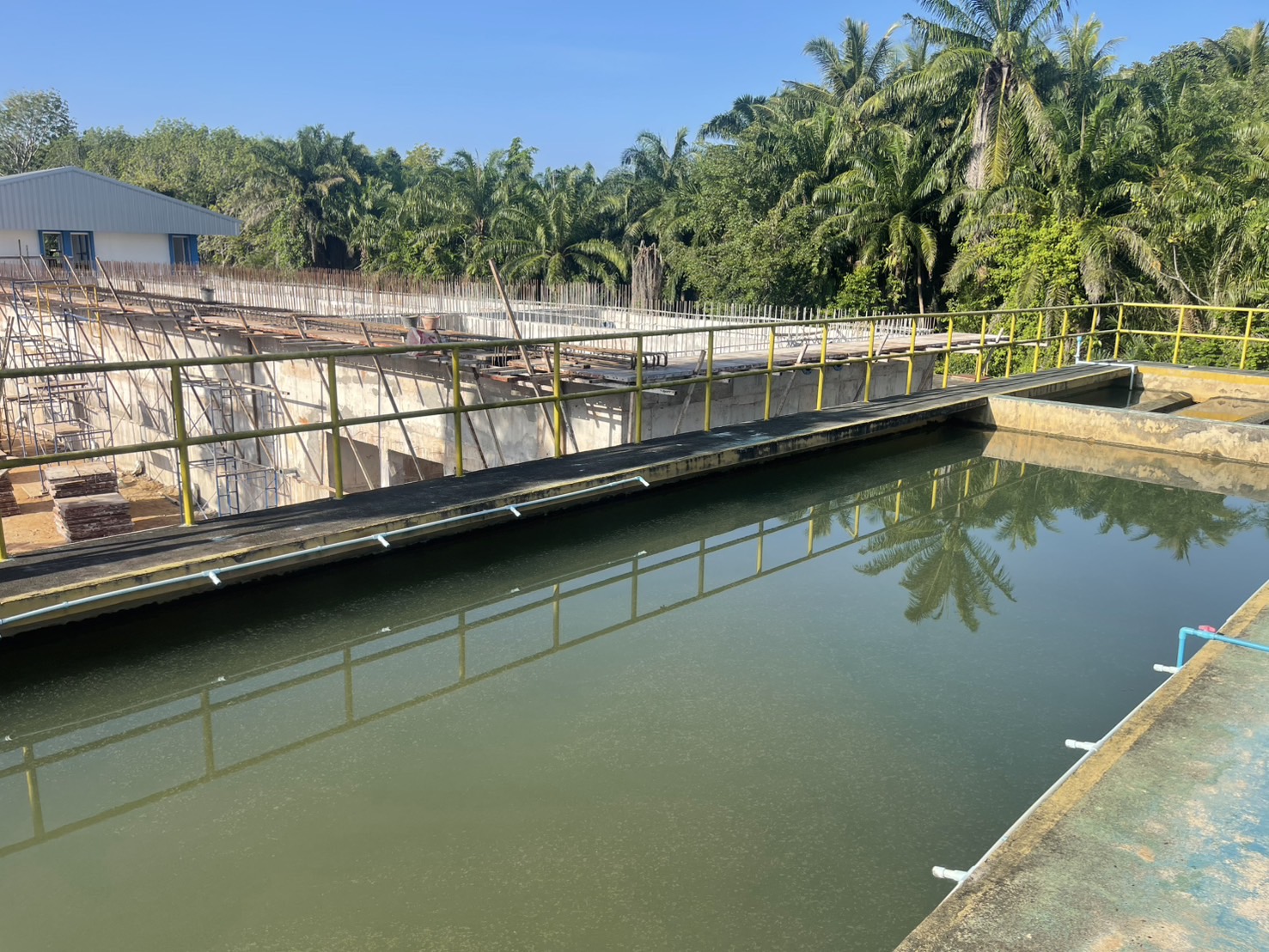 การประปาส่วนภูมิภาคสาขาคลองท่อมดำเนินการล้างถังตกตะกอน โรงกรองน้ำคลองท่อม