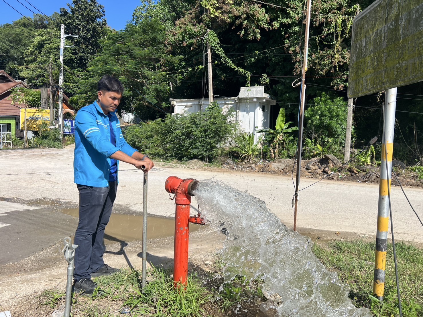กปภ.สาขาขนอม ลงพื้นที่ ดำเนินการเปิดล้างตะกอนระบายในเส้นท่อจ่ายน้ำ (Blow off) ผ่านหัวดับเพลิง บริเวณบ้านแขวงเภา ม.2 ต.ท้องเนียน จ.นครศรีธรรมราช
