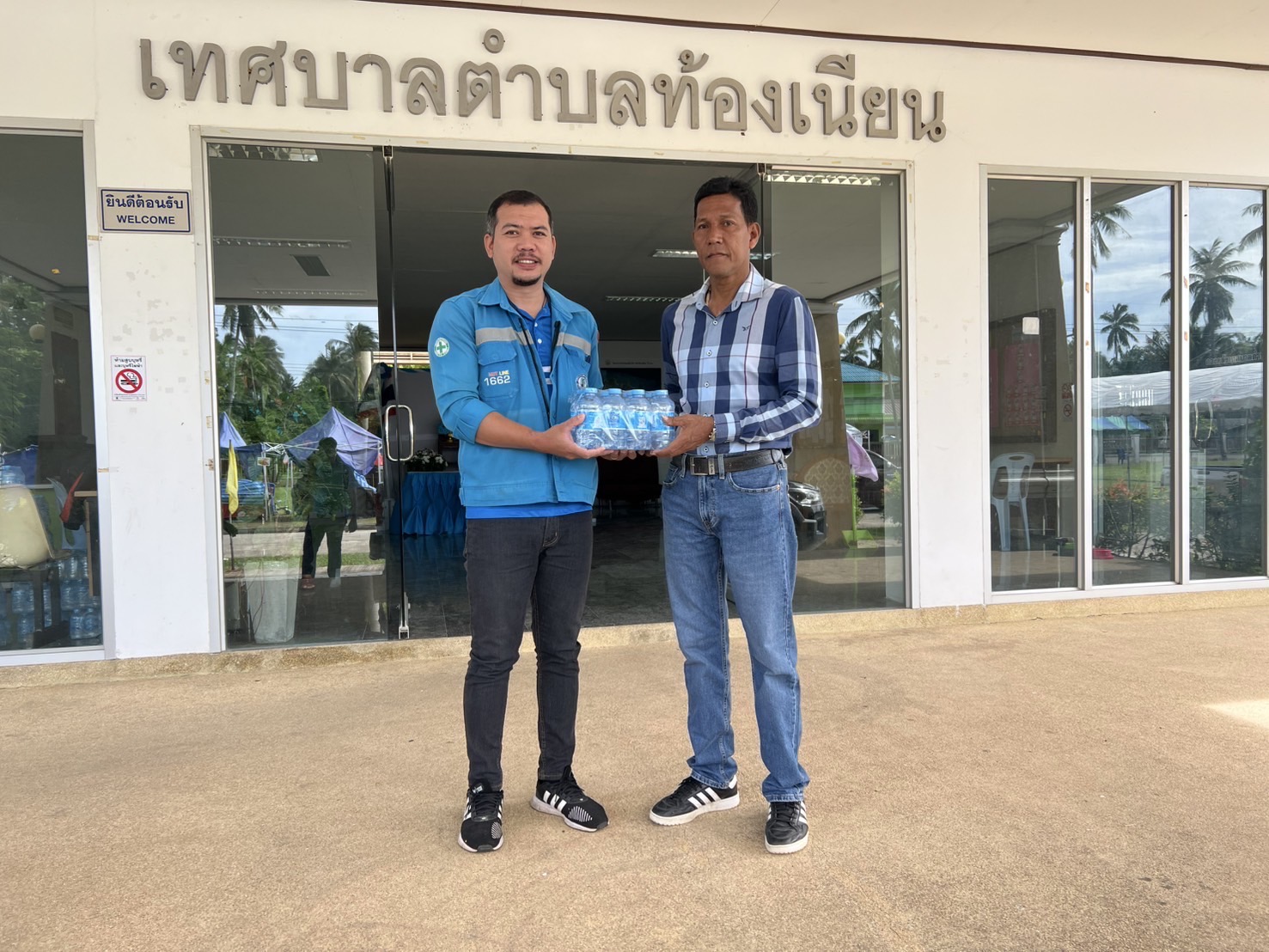 กปภ.สาขาขนอม มอบน้ำดื่มบรรจุขวดตราสัญลักษณ์ กปภ. จำนวน 250 ขวด แก่เทศบาลตำบลท้องเนียน