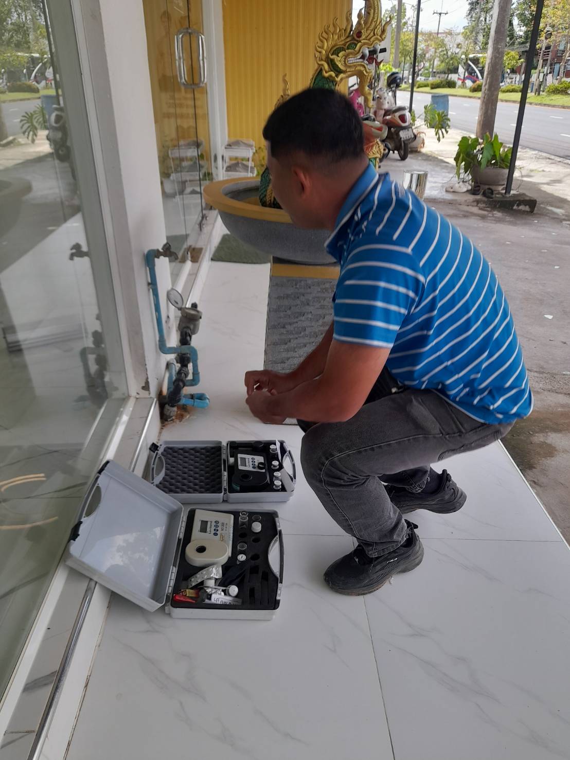 กปภ.สาขากระบี่ ลงพื้นที่ตรวจสอบคุณภาพน้ำประปา บริเวณ ถนนกระบี่ ตำบลปากน้ำ อำเภอเมืองกระบี่ จังหวัดกระบี่ ดำเนินโครงการจัดการน้ำสะอาด (Water Safety Plan : WSP) อย่างต่อเนื่อง ควบคุมคุณภาพน้ำประปาให้เป็นไปตามเกณฑ์มาตรฐาน